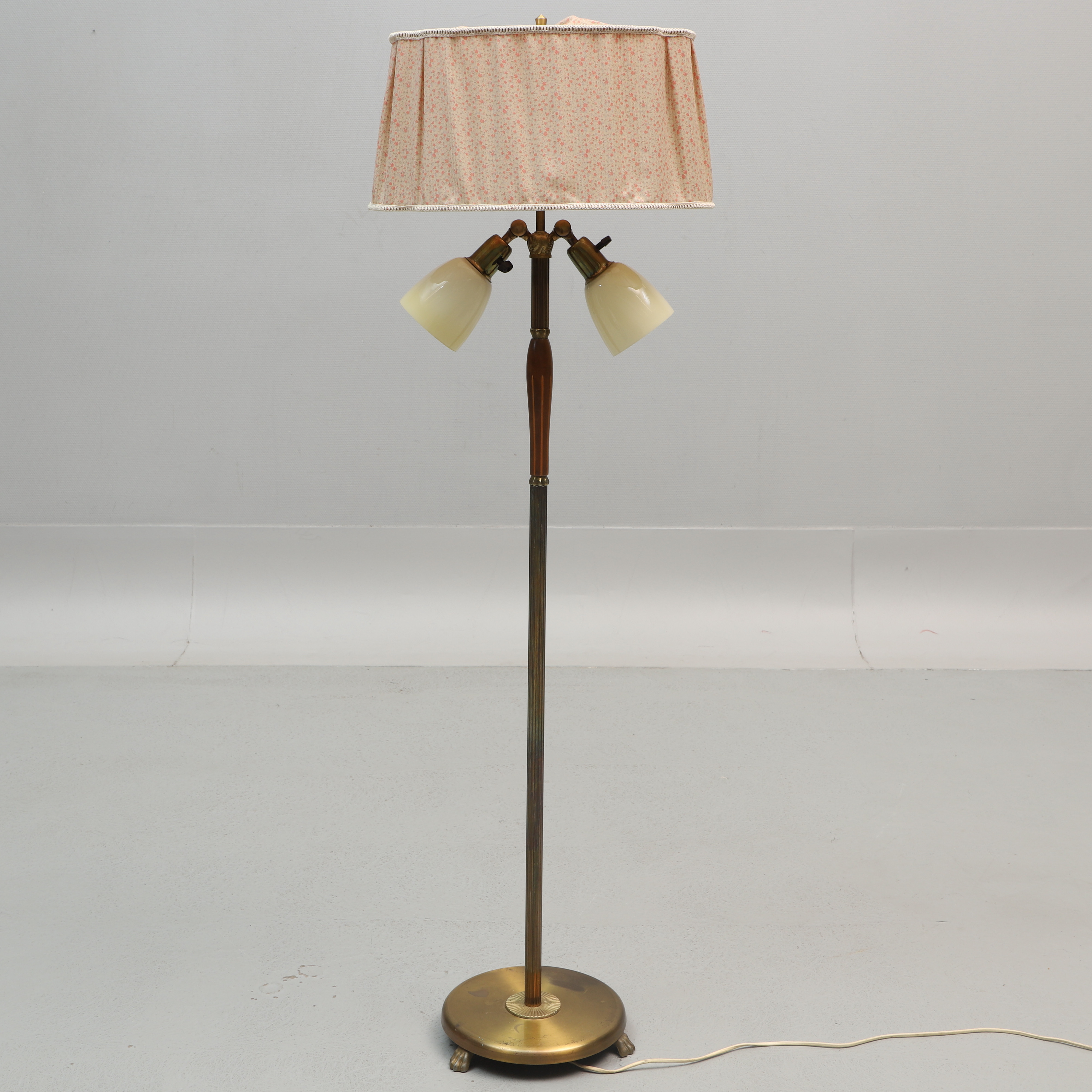 GOLVLAMPA, trä, mässing och glas, Pagos, 1950-tal.