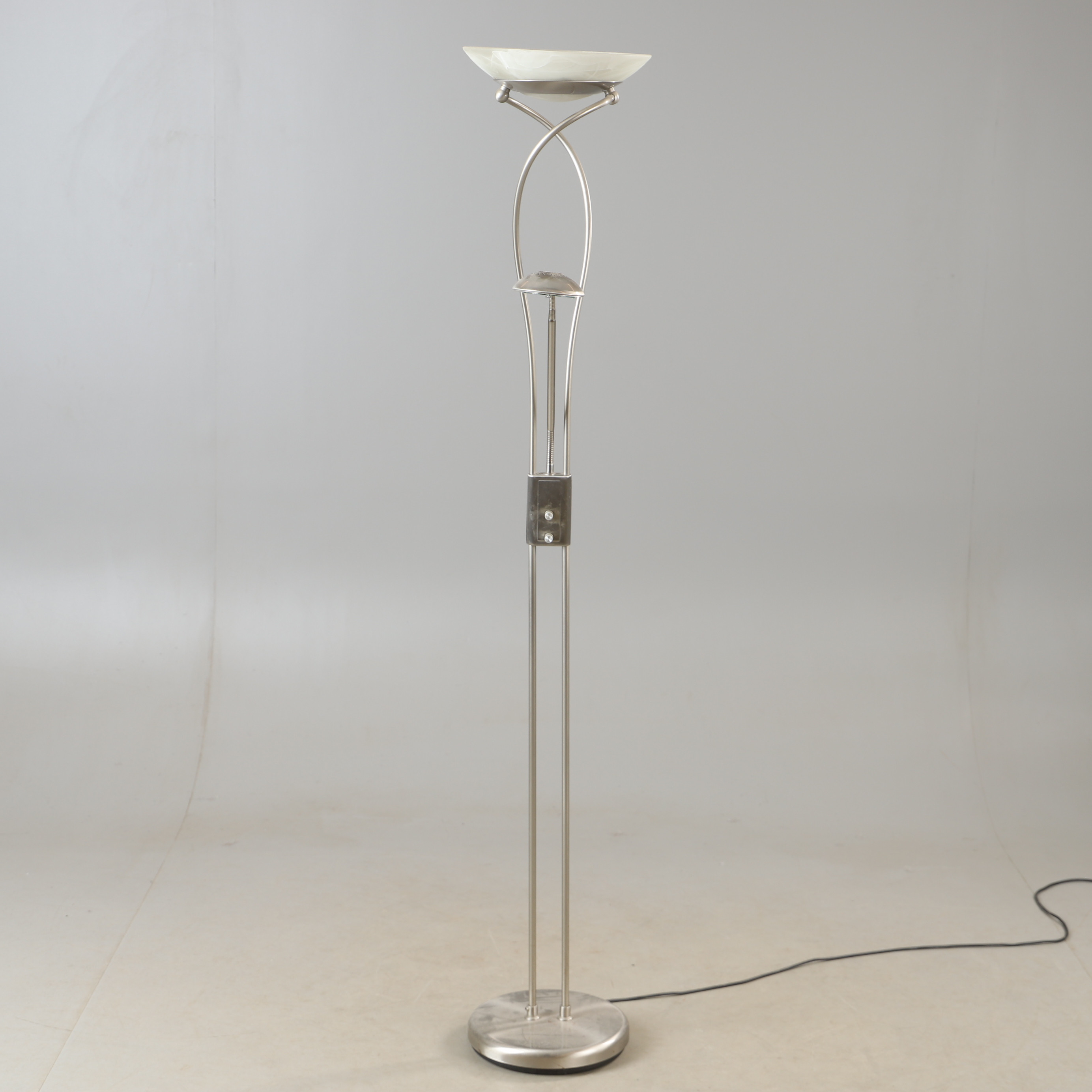 GOLVLAMPA, metall och glas, 2000-tal.