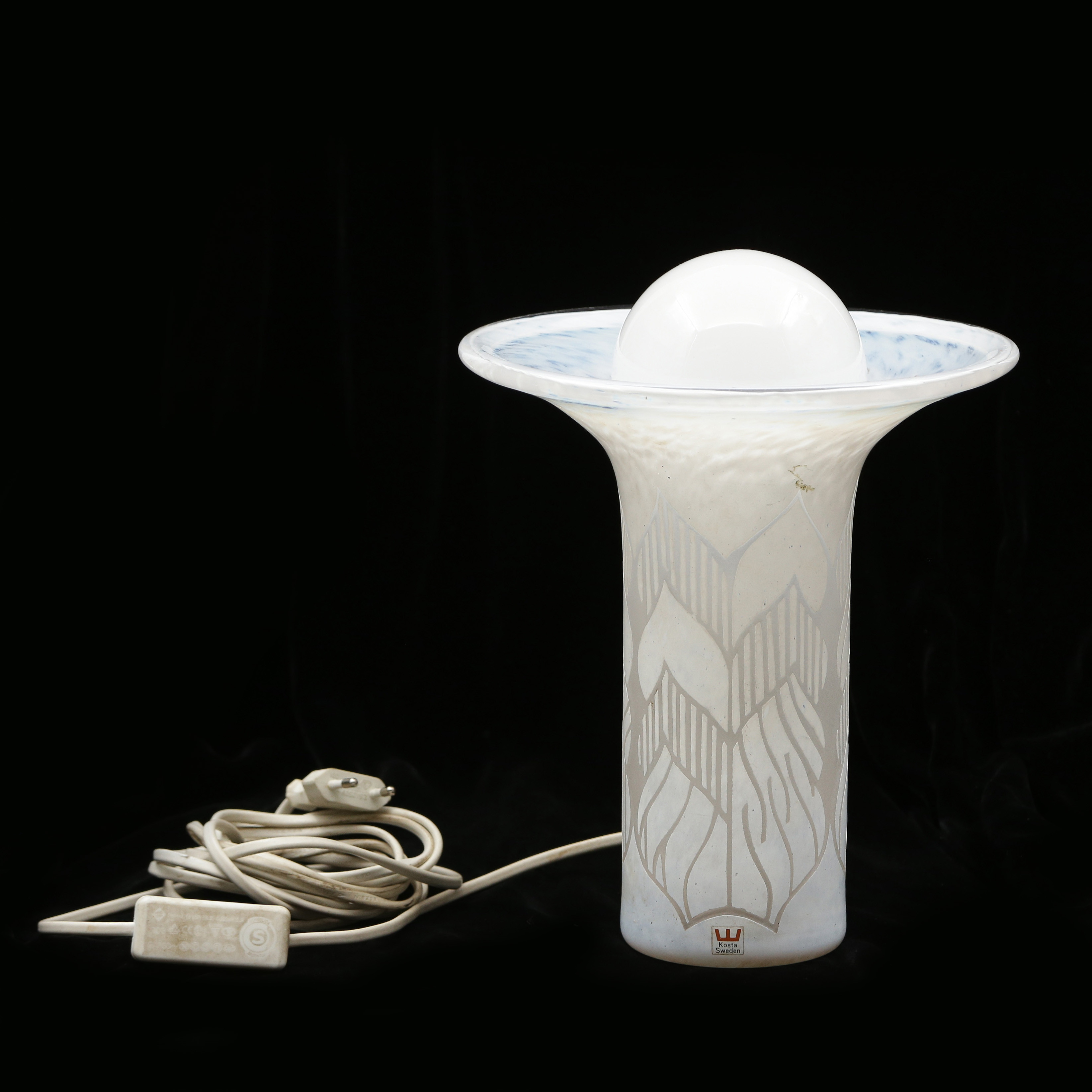 HANNE DREUTLER, DEKORATIV BORDSLAMPA (24cm) VIT GLASMASSA, KOSTA, SIGNERAD.