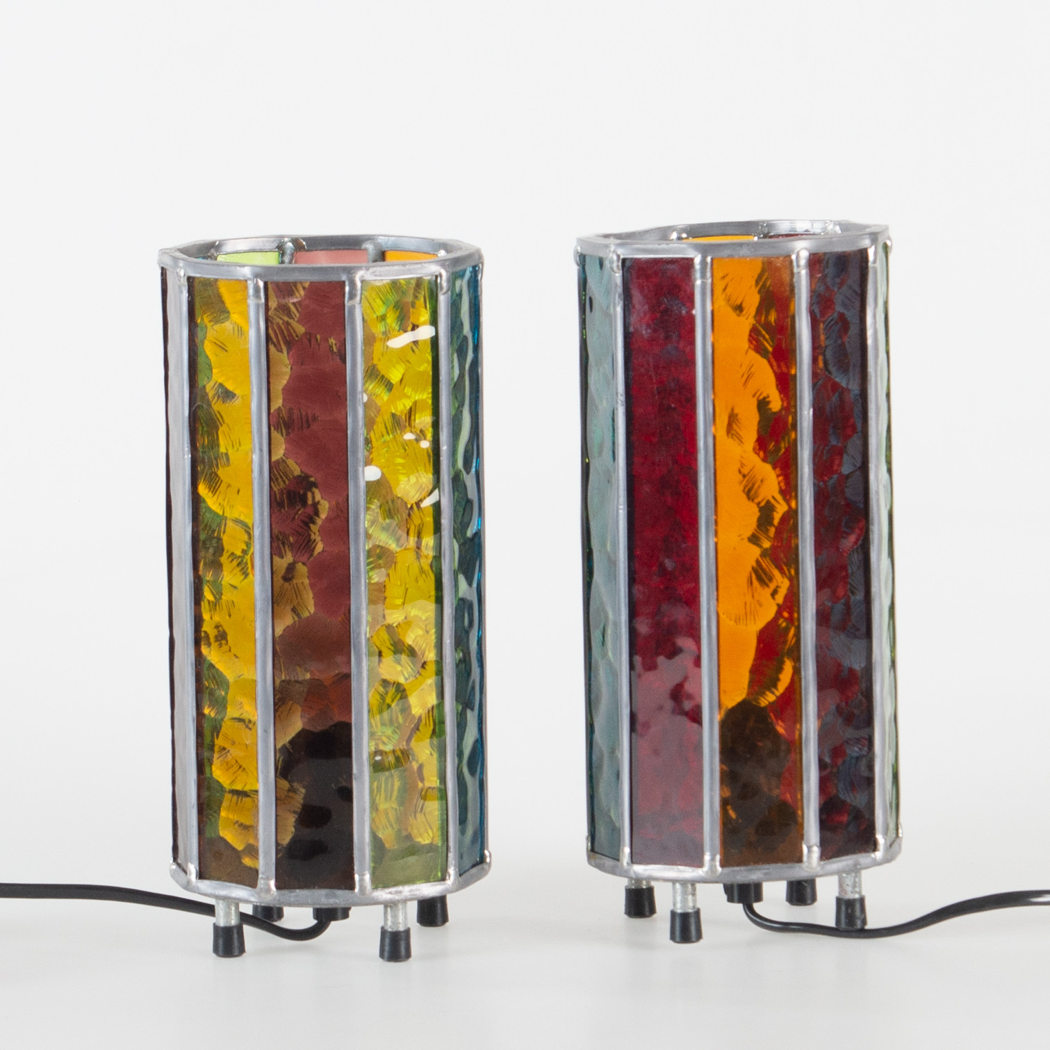 BORDSLAMPA, et par, blyinfattat färgat glas.