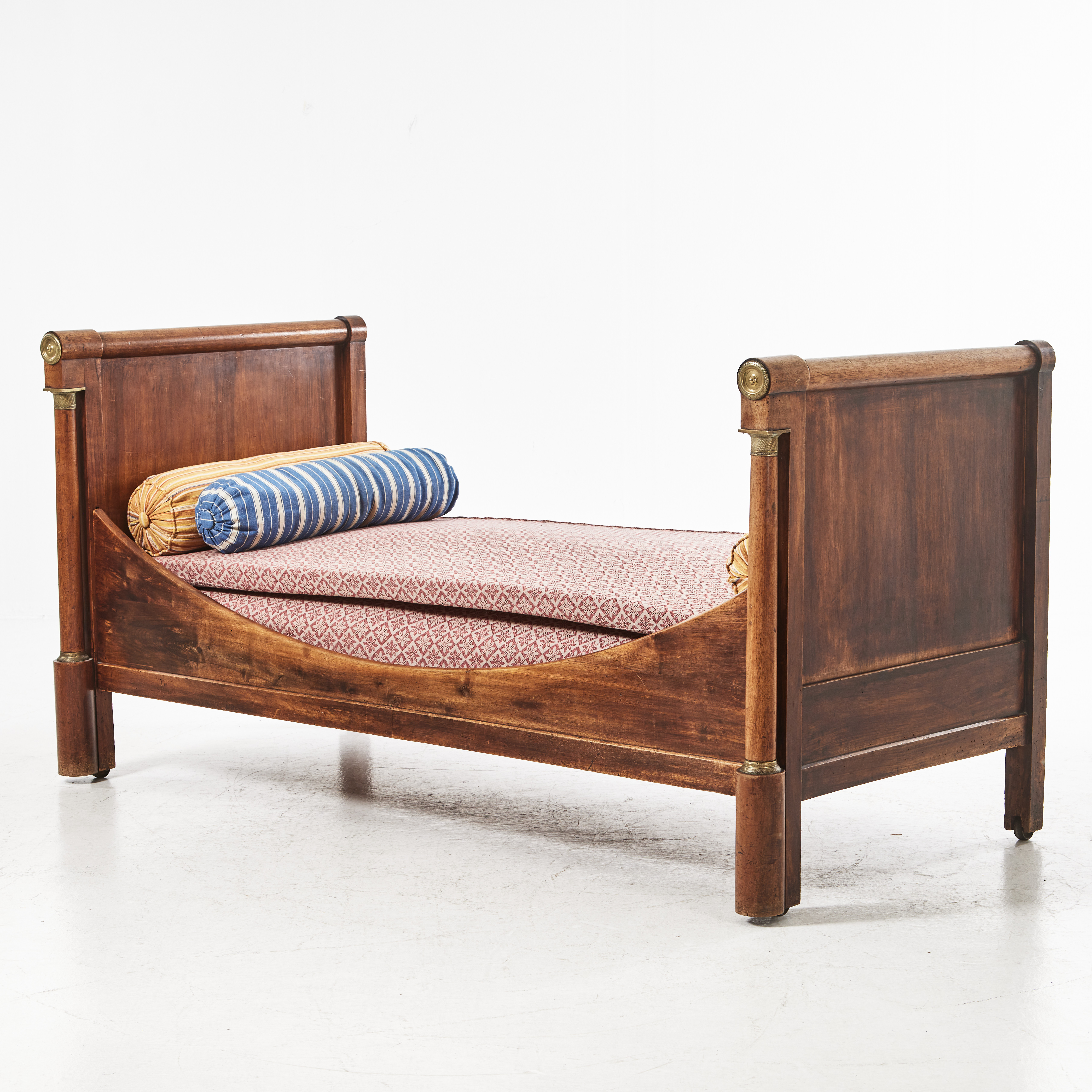 SOFFA / DAGBÄDD, fanerad i bland annat mahogny, Frankrike, 1800-talets första hälft, empire, detaljer i mässing, på hjul.