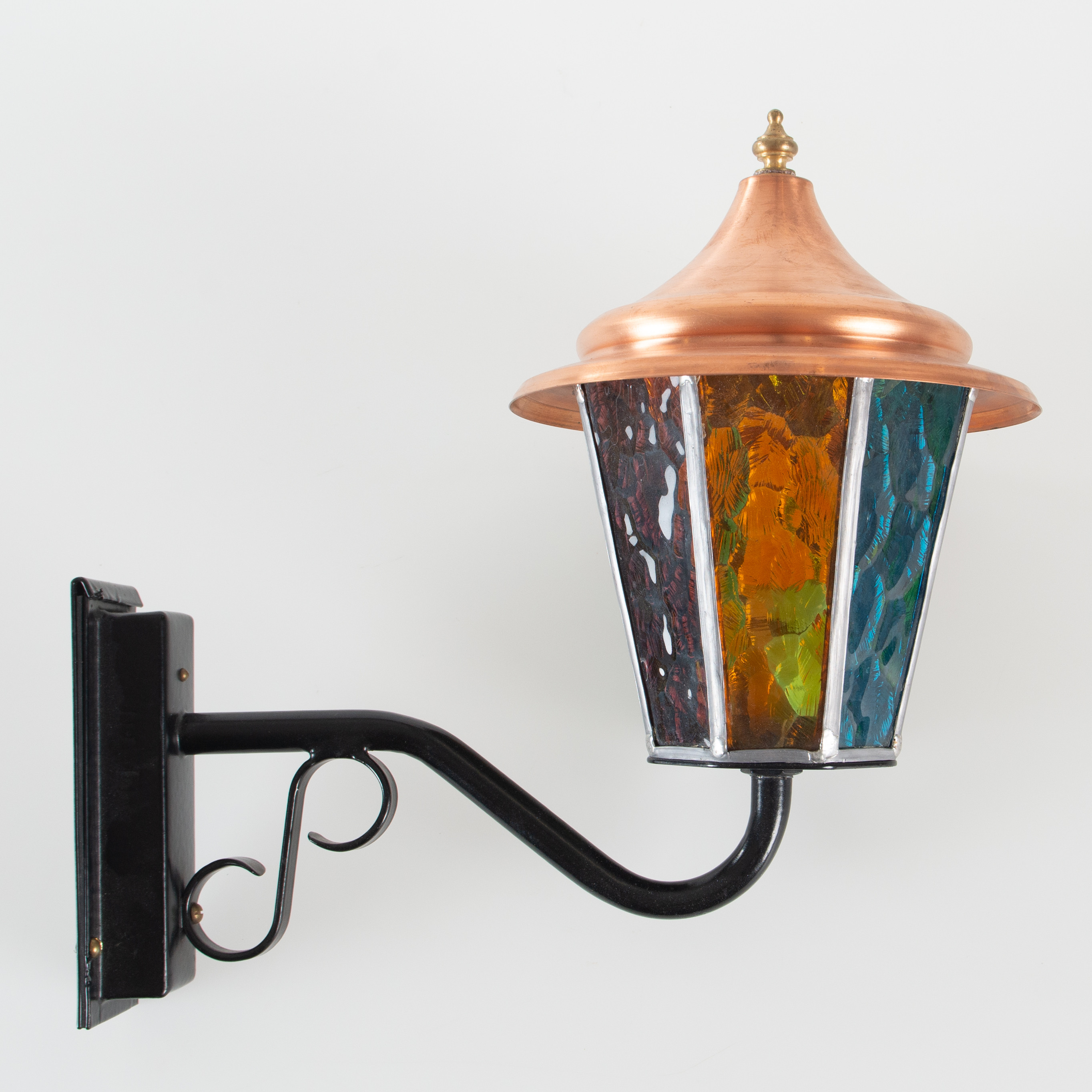 UTOMHUSLAMPA, VÄGG, blyinfattat färgat glas och koppar.