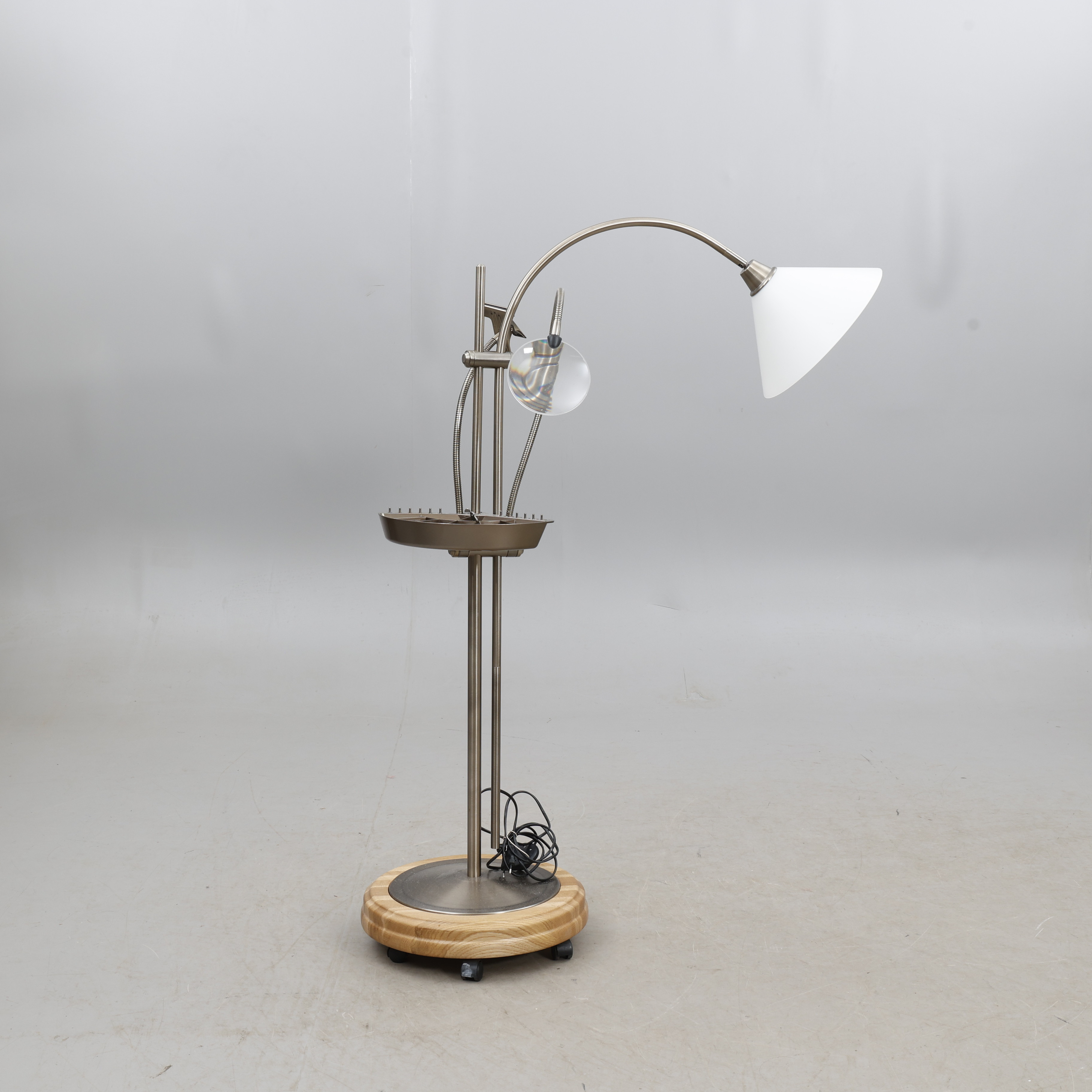 GOLVLAMPA, med förstoringsglas.