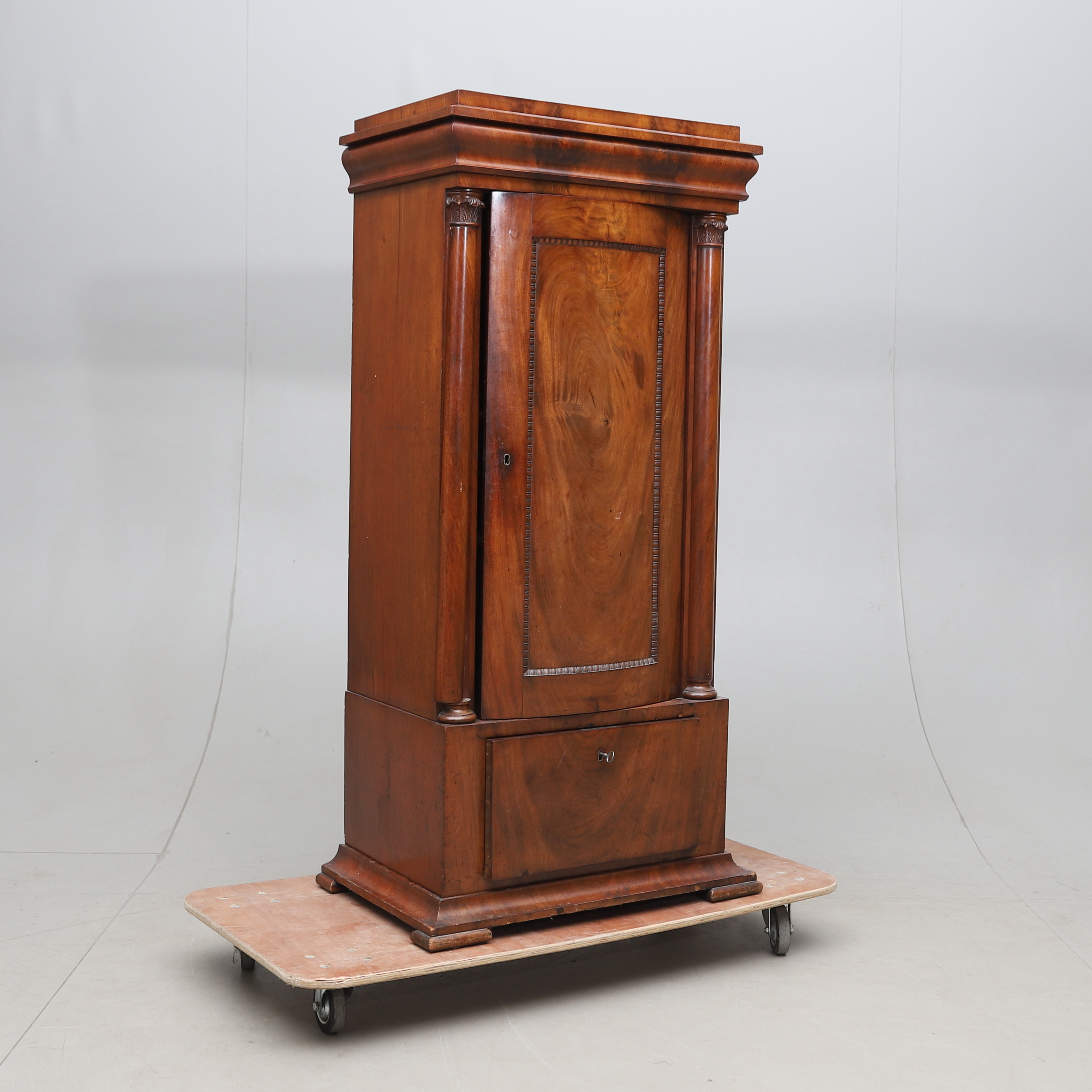 SKÅP, mahognyfanér, Karl Johan, 1800-tal.