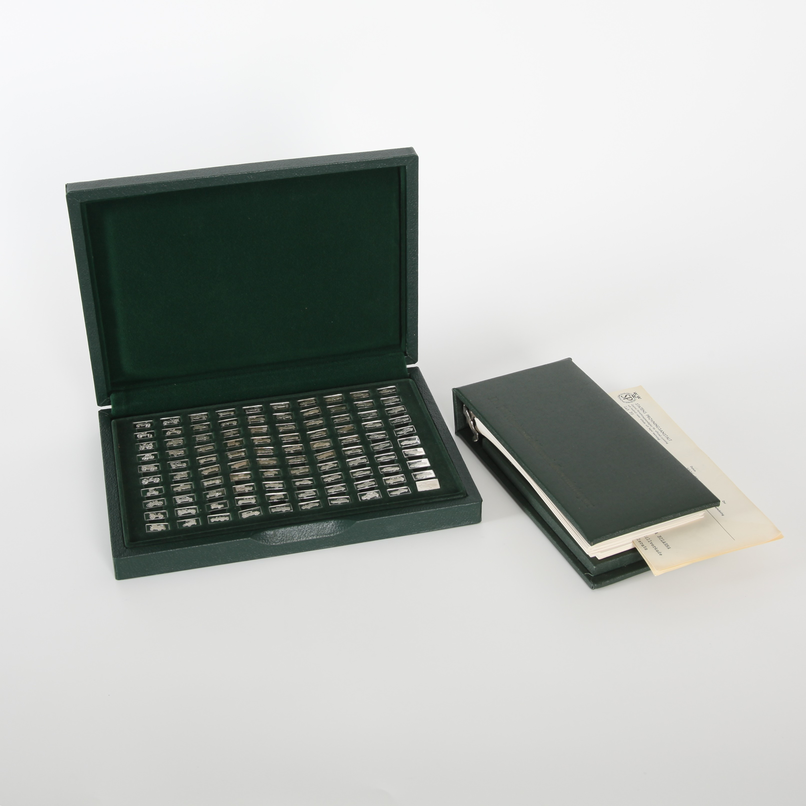 SILVERPLAKETTER, 100 st, "De 100 förnämsta bilarna", silver 925, i schatull med informationsblad i pärm, Franklin Mint USA.