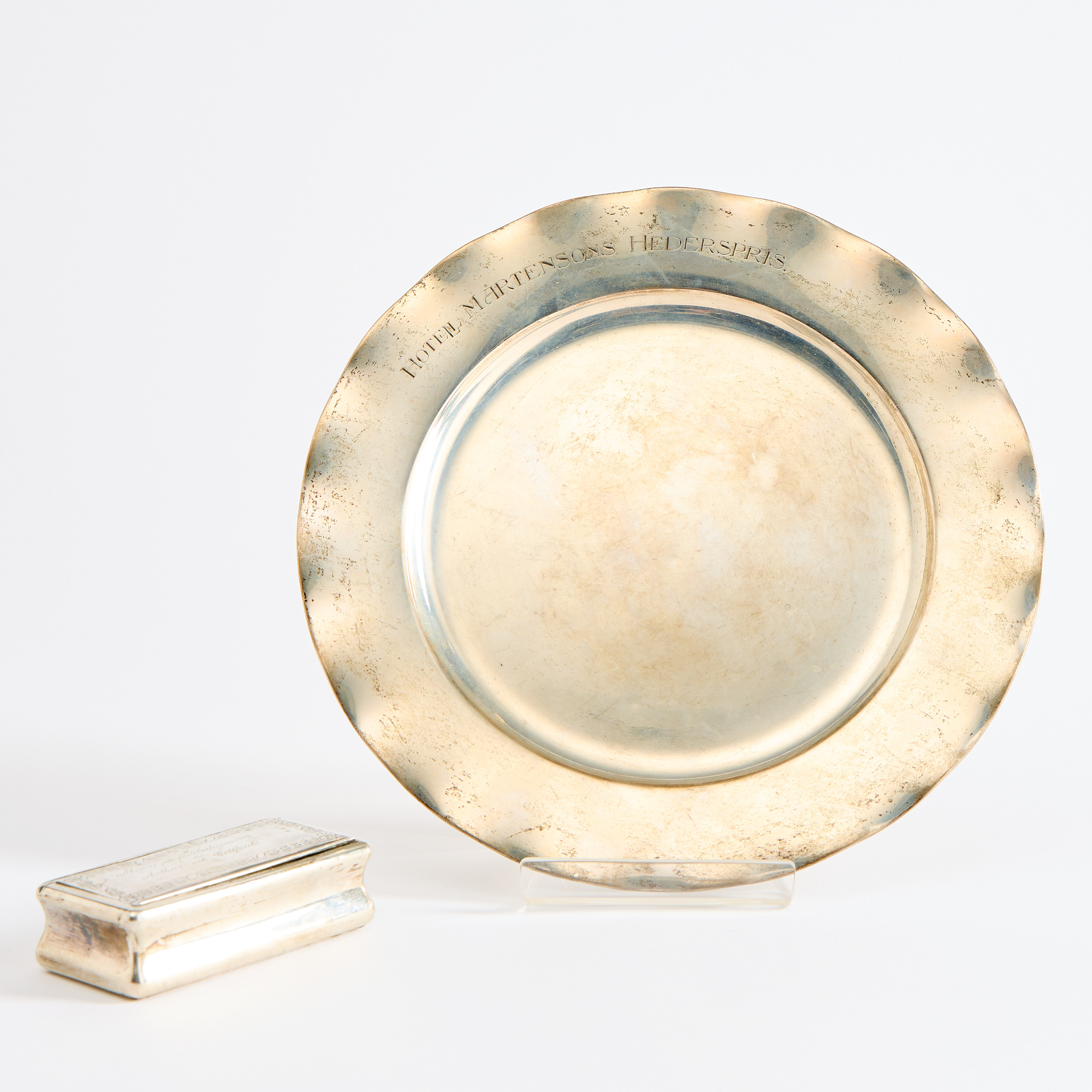 TALLRIK OCH DOSA, silver, tallriken av CG. Hallberg, Stockholm 1928. Dosan av Bernhard Hertz AB, Stockholm 1912.