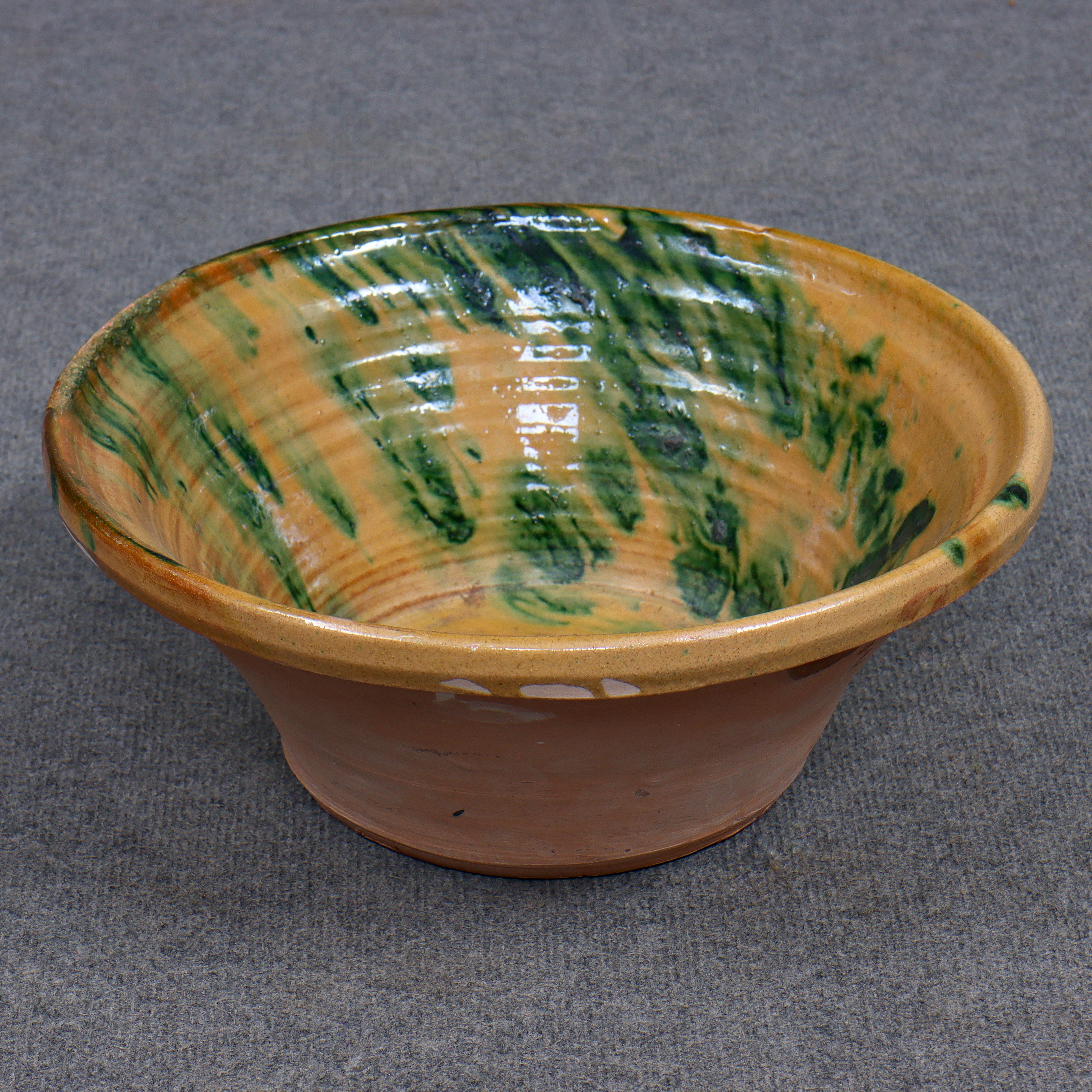 SKÅL "TIAN-SKÅL", GLASERAT LERGODS, SANNOLIKT FRANKRIKE, 1800/1900-TAL.