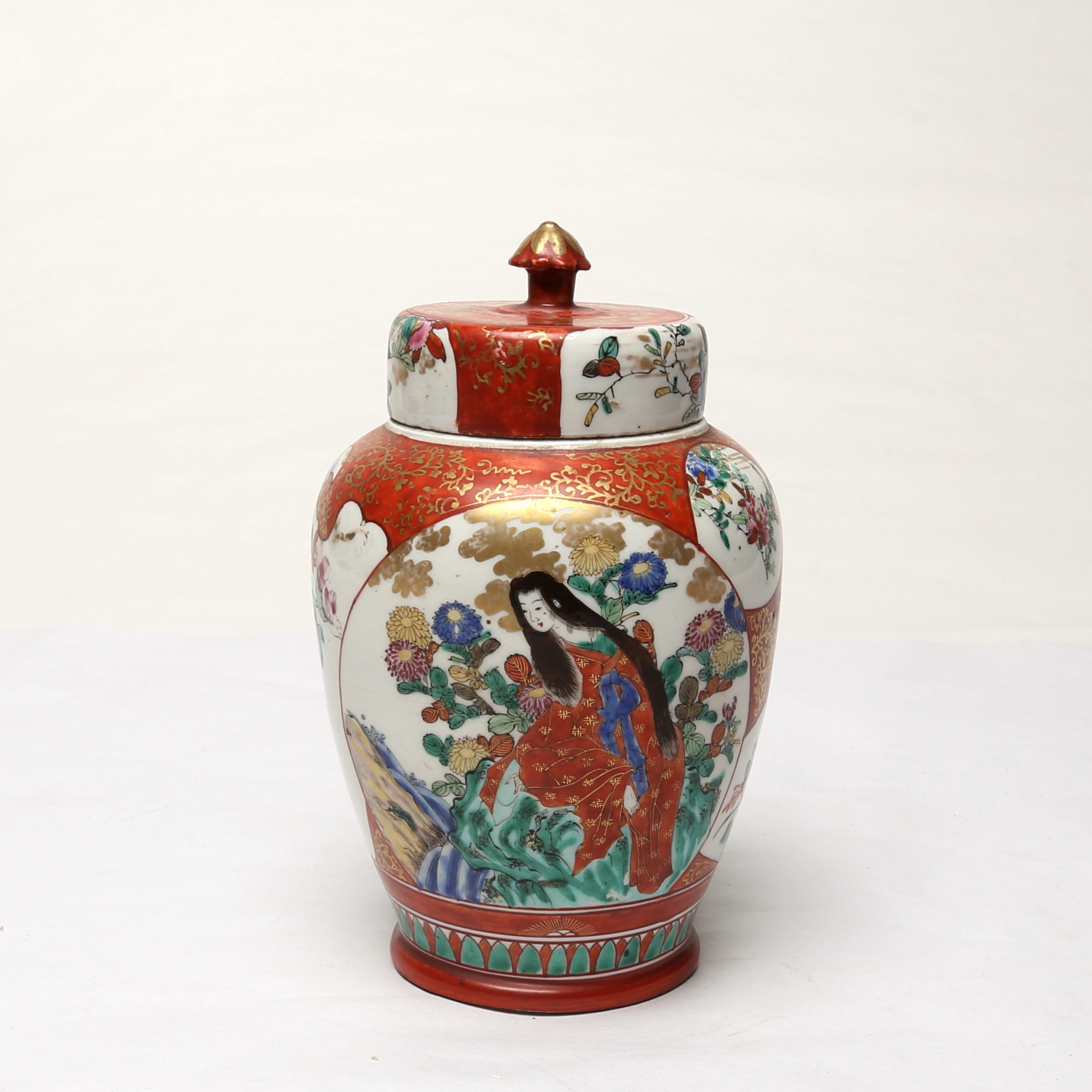 LOCKURNA, porslin, Japan, tecken på undersidan, sannolikt 1900-tal.
