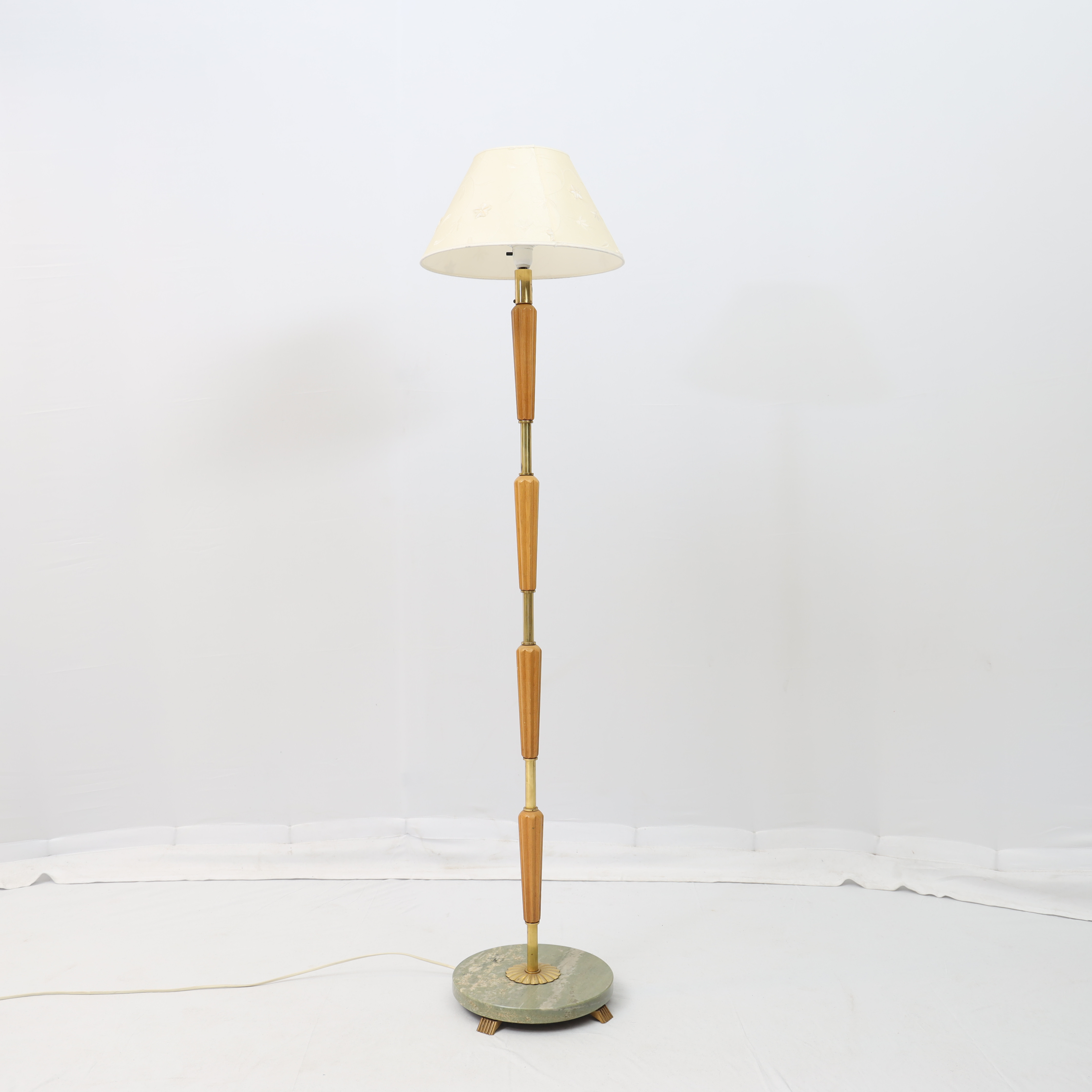 GOLVLAMPA, 1900-talets andra hälft, fot i marmor, stomme i alm mässing.