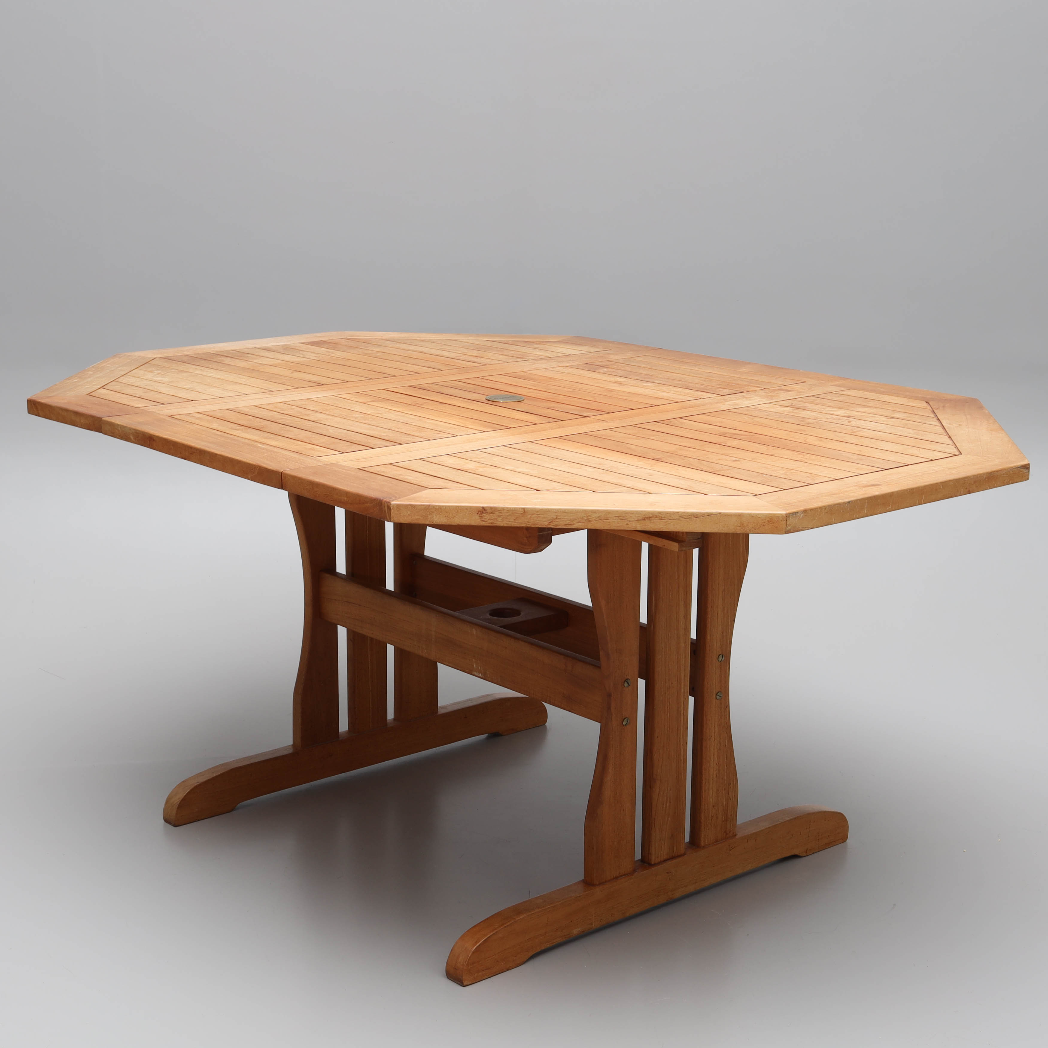 TRÄDGÅRDSBORD, teak, butterflymodell, med parasollstativ, Brafab.