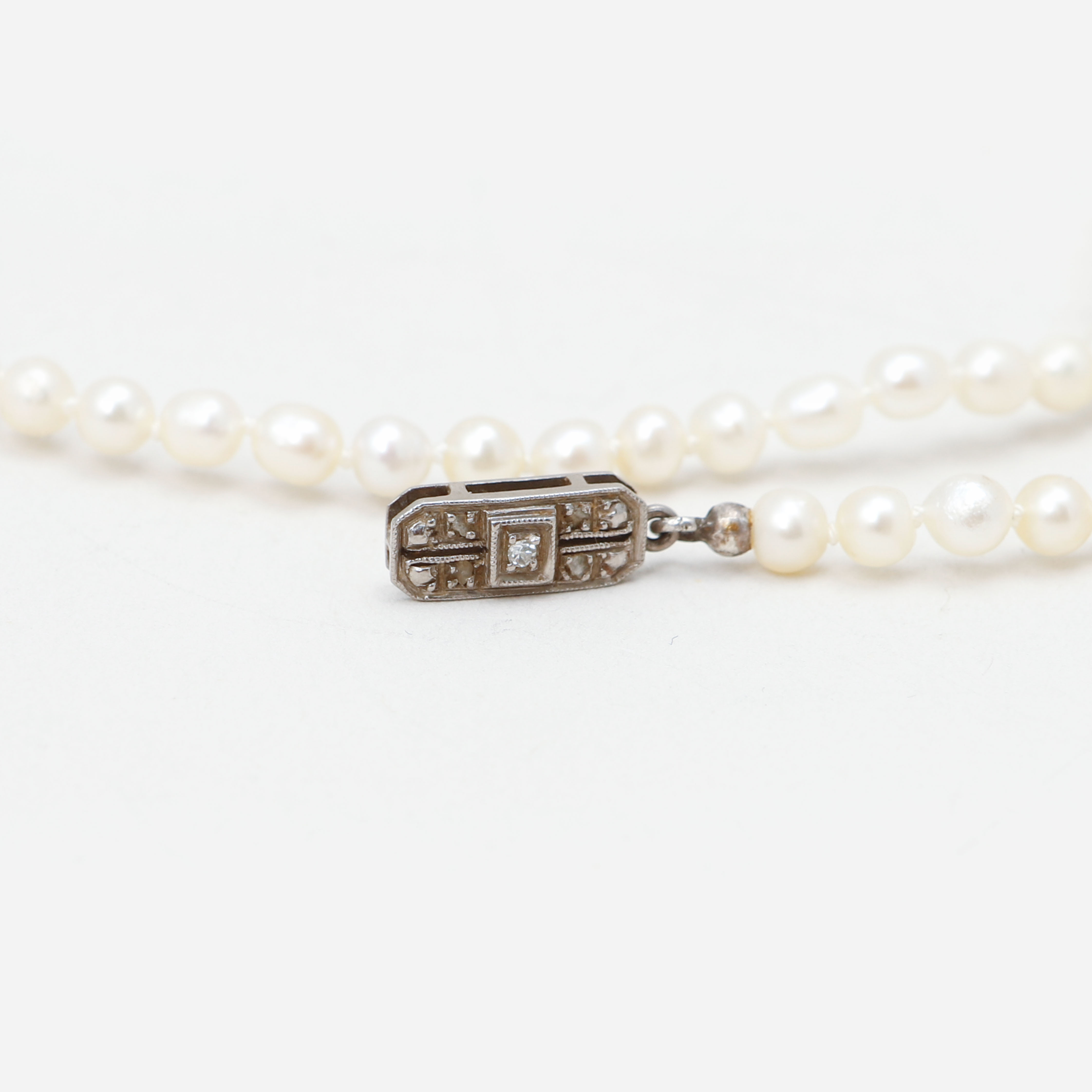 PÄRLCOLLIER, 18k vitguldlås med liten diamant.