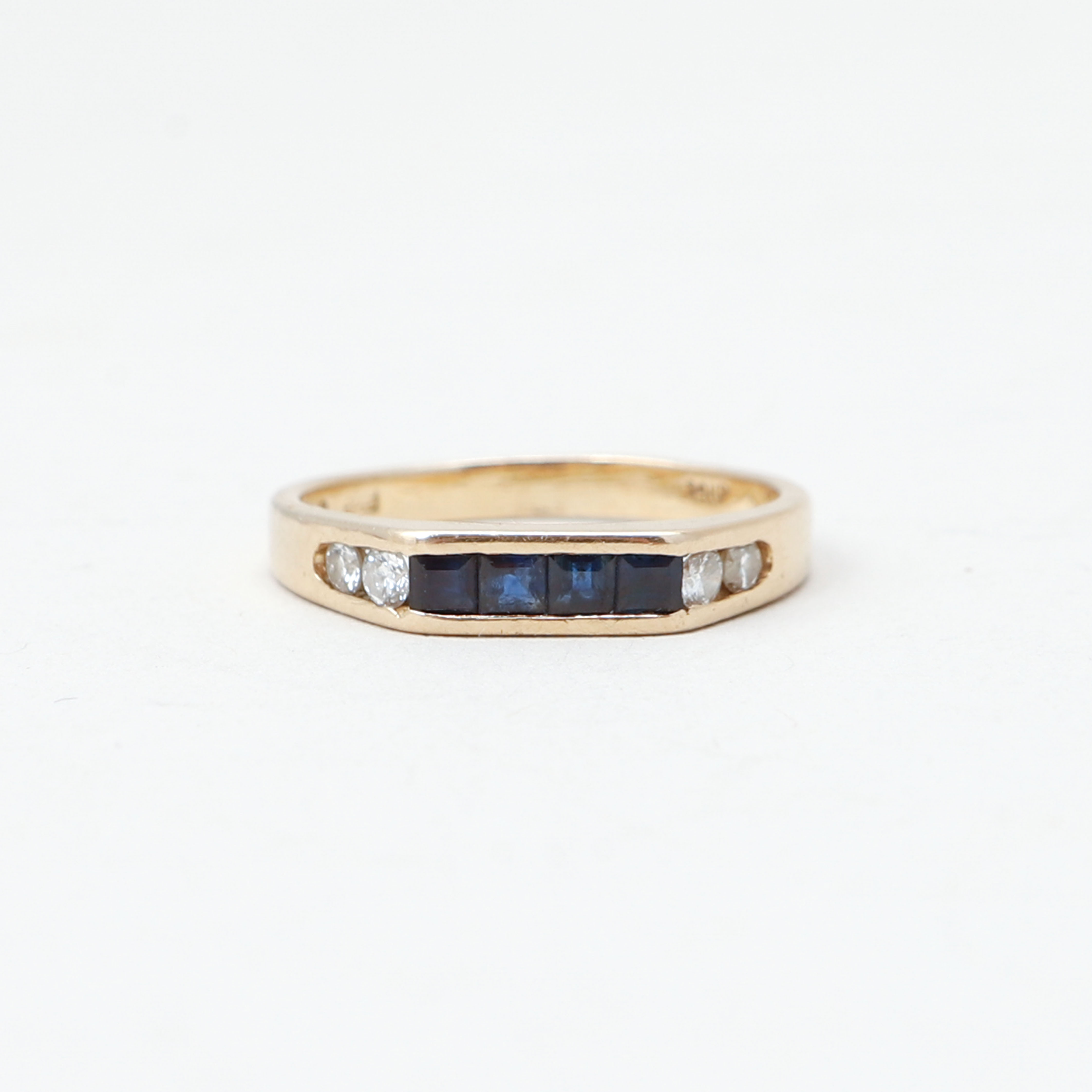 RING, 14k guld med diamanter och safirer. Vikt ca 2,2 gram.