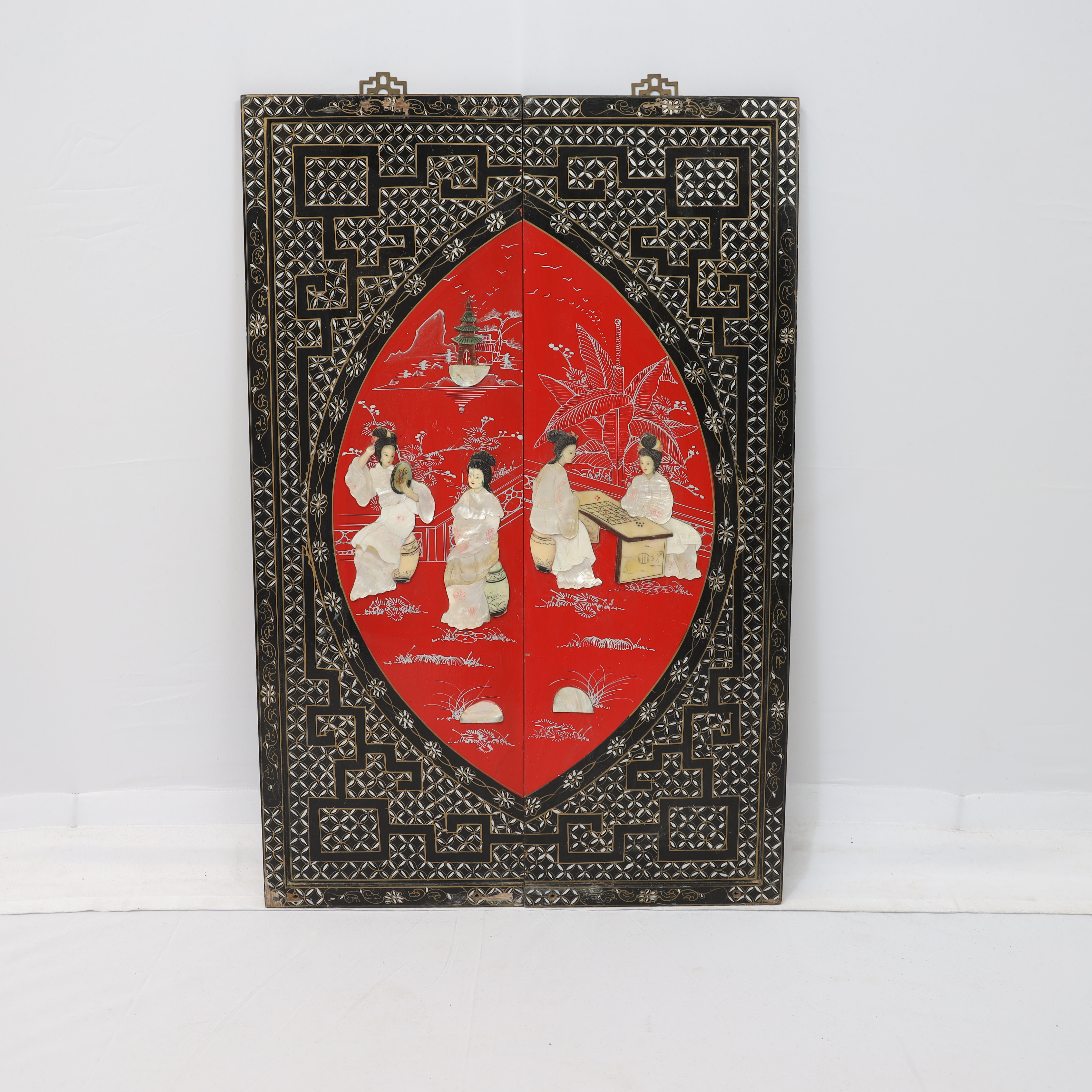 PANEL, kina, 2-delad, 1900-tal, bemålat trä med reliefdekor av delvis pärlemor. Upphängning i mässing.