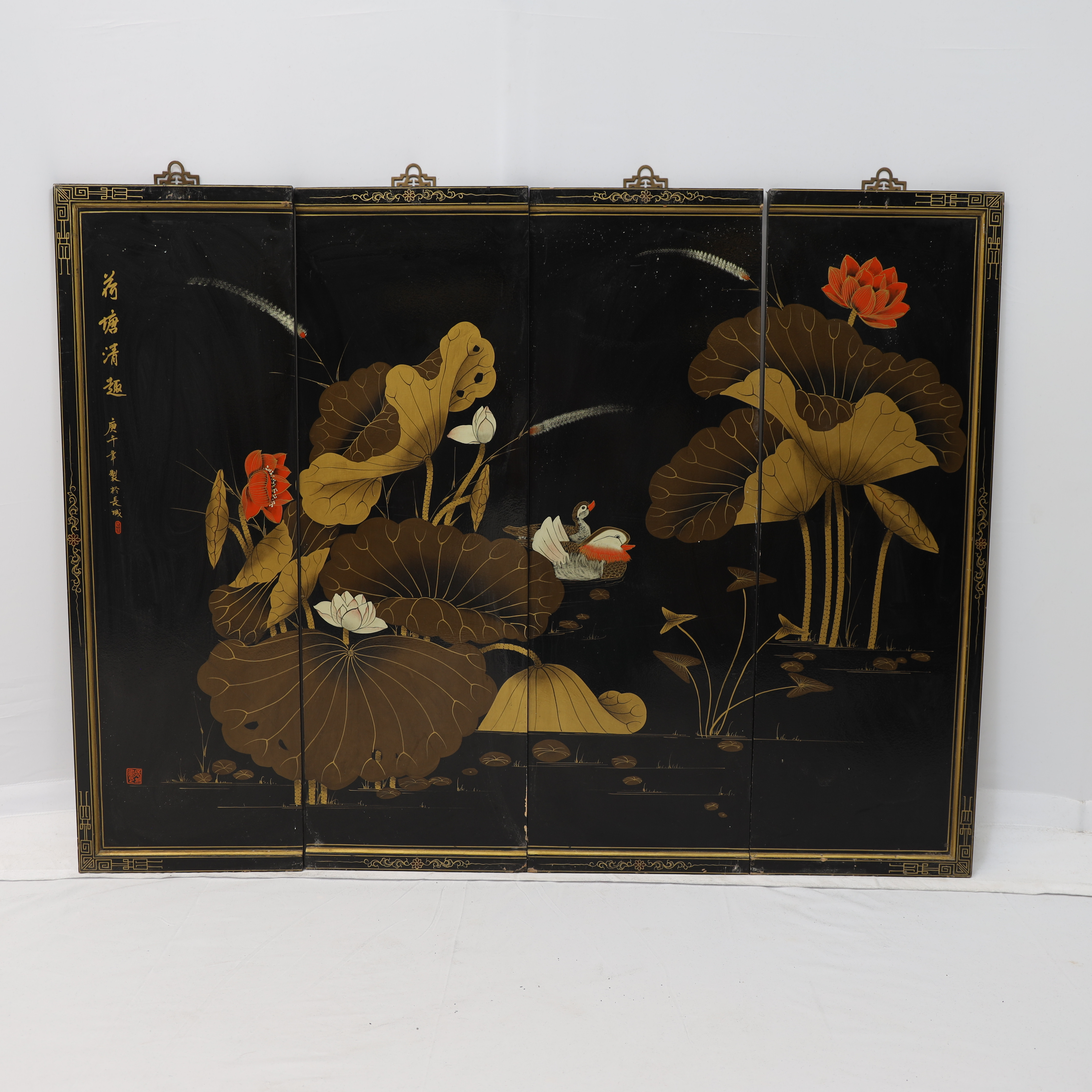 VÄGGPANEL, kina, 1900-tal, lackarbete, bemålad dekor med änder och blomster samt skrivtecken.