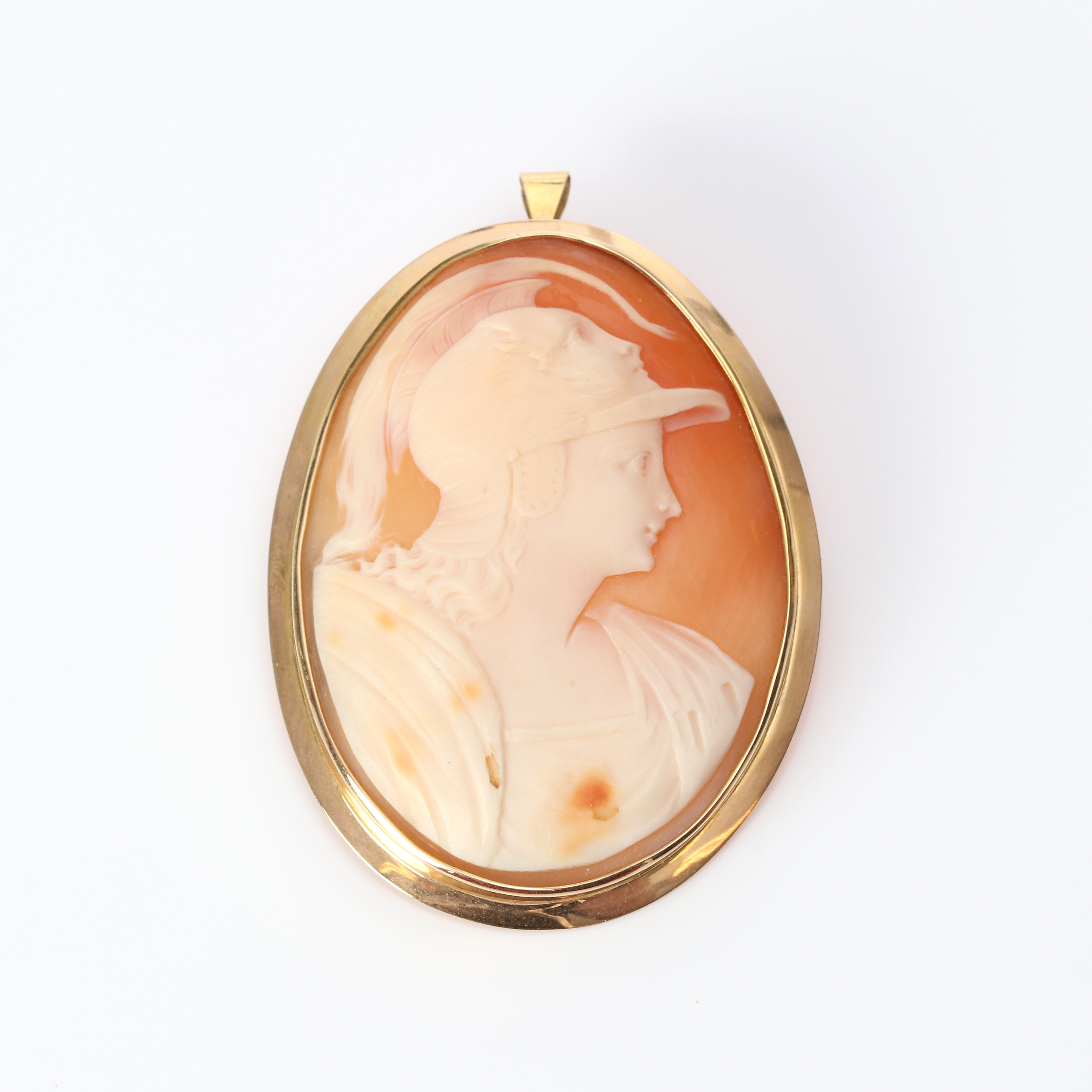 BROSCH/HÄNGE. 14k guld med en snäckcamé, totalvikt ca 23,1 gram.