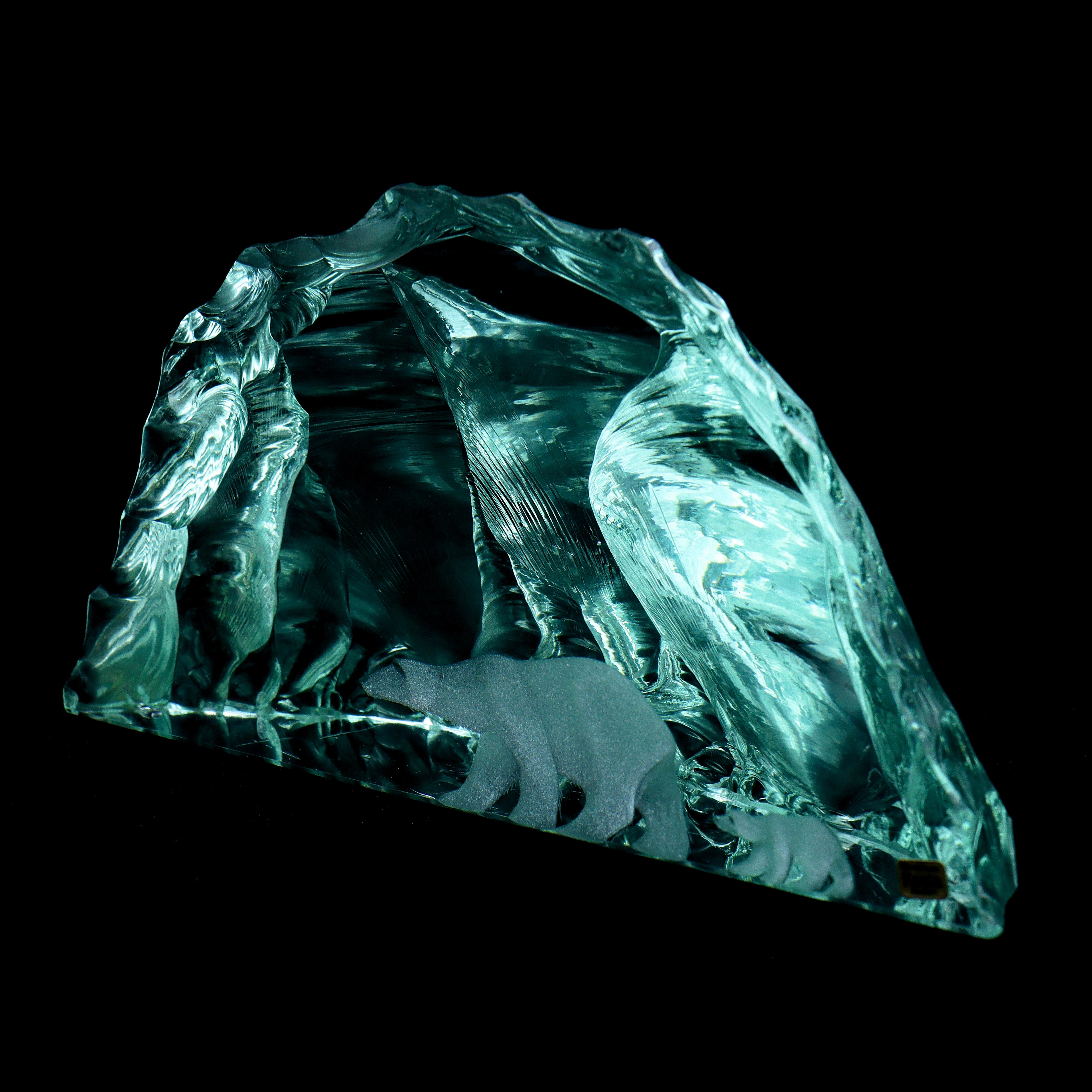 VICKE LINDSTRAND. GLASSKULPTUR "ISBJÖRNAR", KOSTA (26cm) SIGNERAD, NUMRERAD.