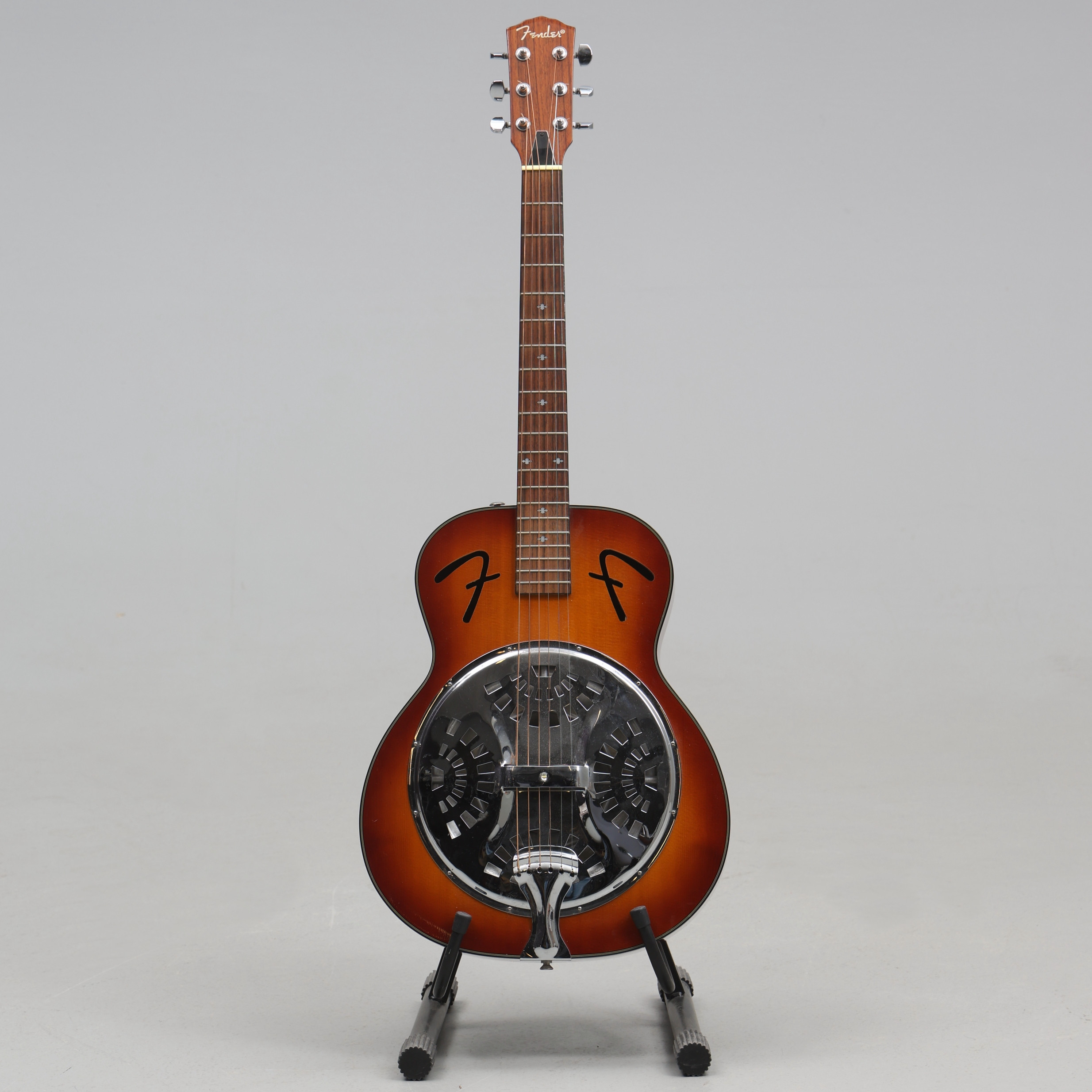 FENDER RESONATOR MED FODRAL.