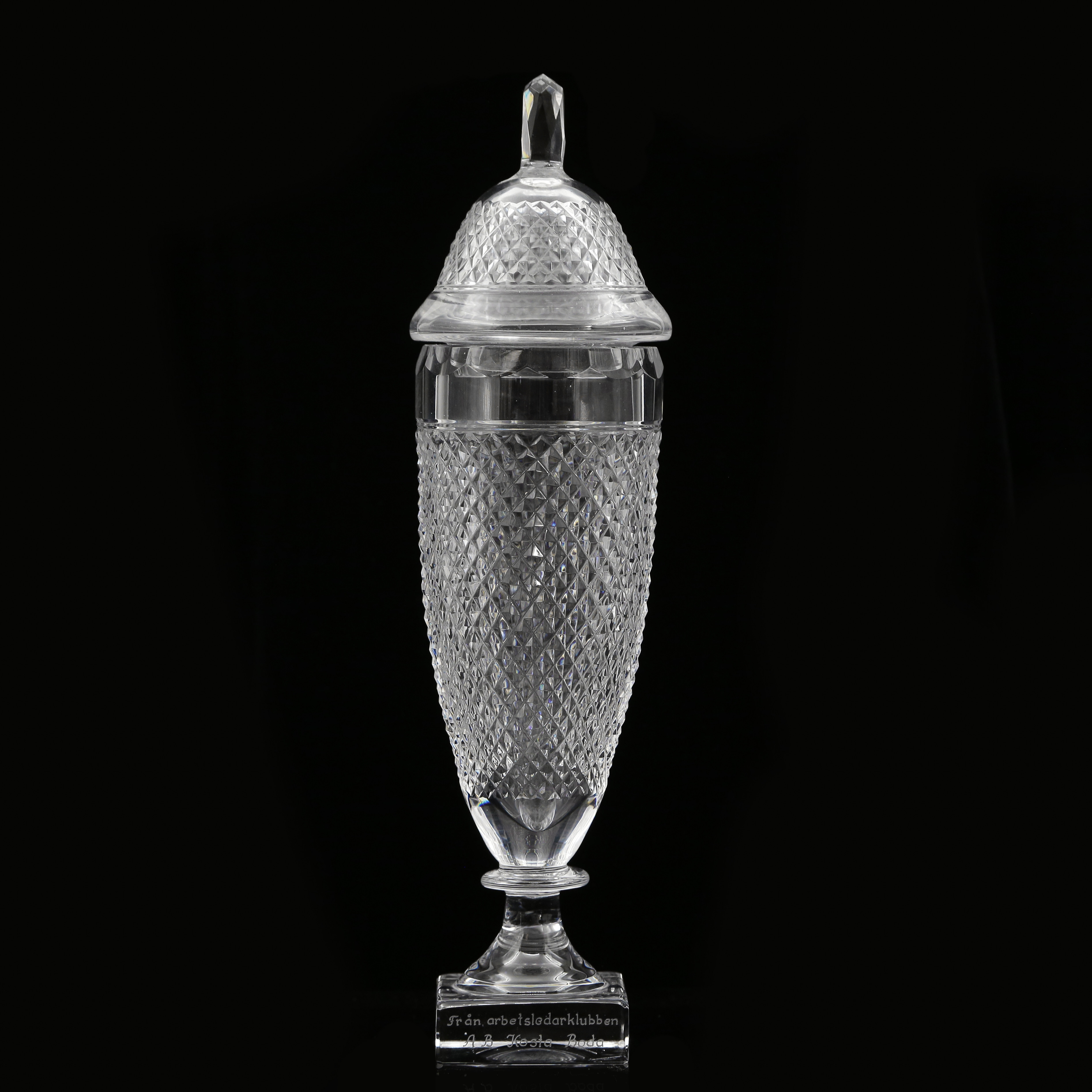 ELIS BERGH. LOCKPOKAL (35cm) I KRISTALL "KENT", KOSTA BODA, 1900-TALETS ANDRA HÄLFT ("Från arbetsledarklubben A B Kosta Boda").