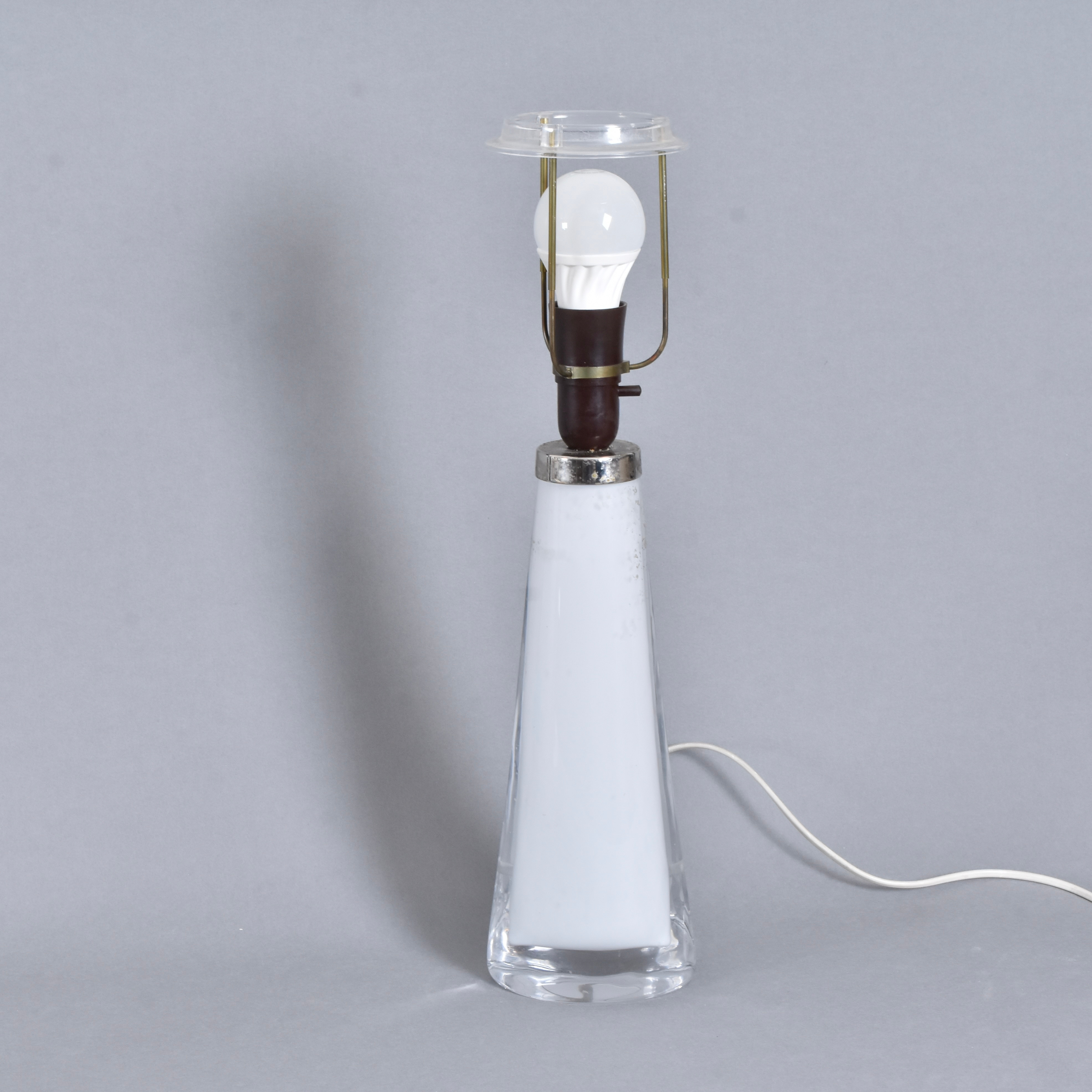 CARL FAGERLUND. bordslampa, glas med kromat fäste, modell RD 1566.