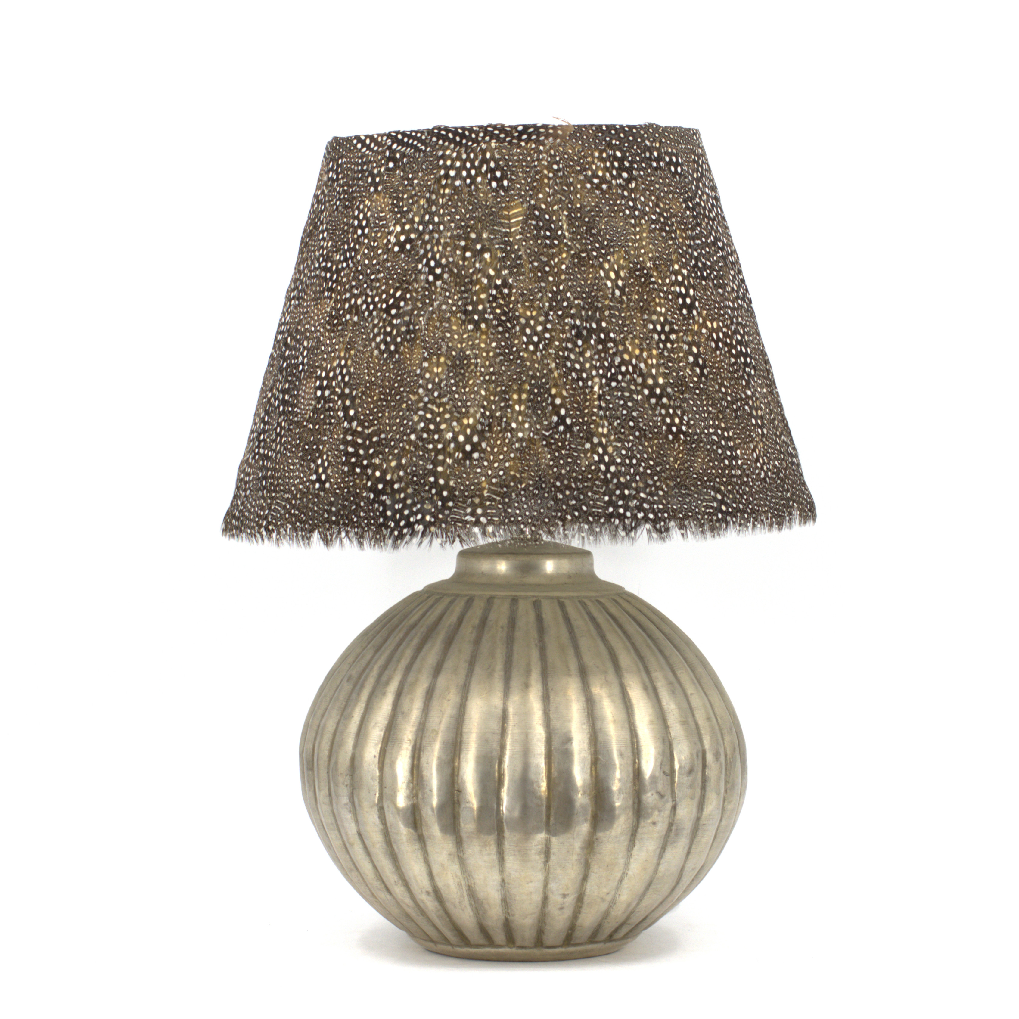 BORDSLAMPA, metall, skärm klädd med fjädrar från pärlhöns, nutida.