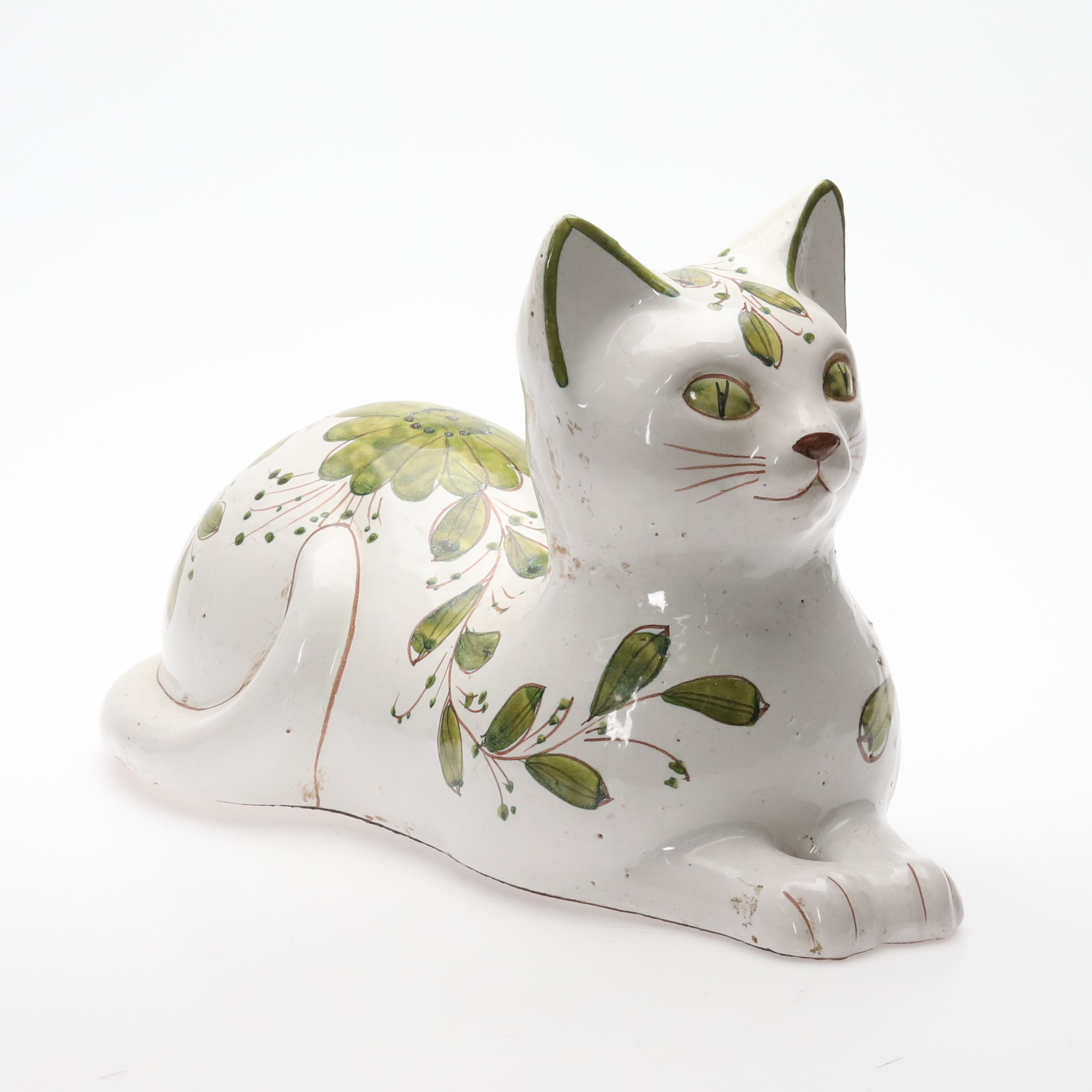 STÖRRE FIGURIN. Glaserat lergods, Katt med dekor av blom och rankor, Italien, 1900-tal.