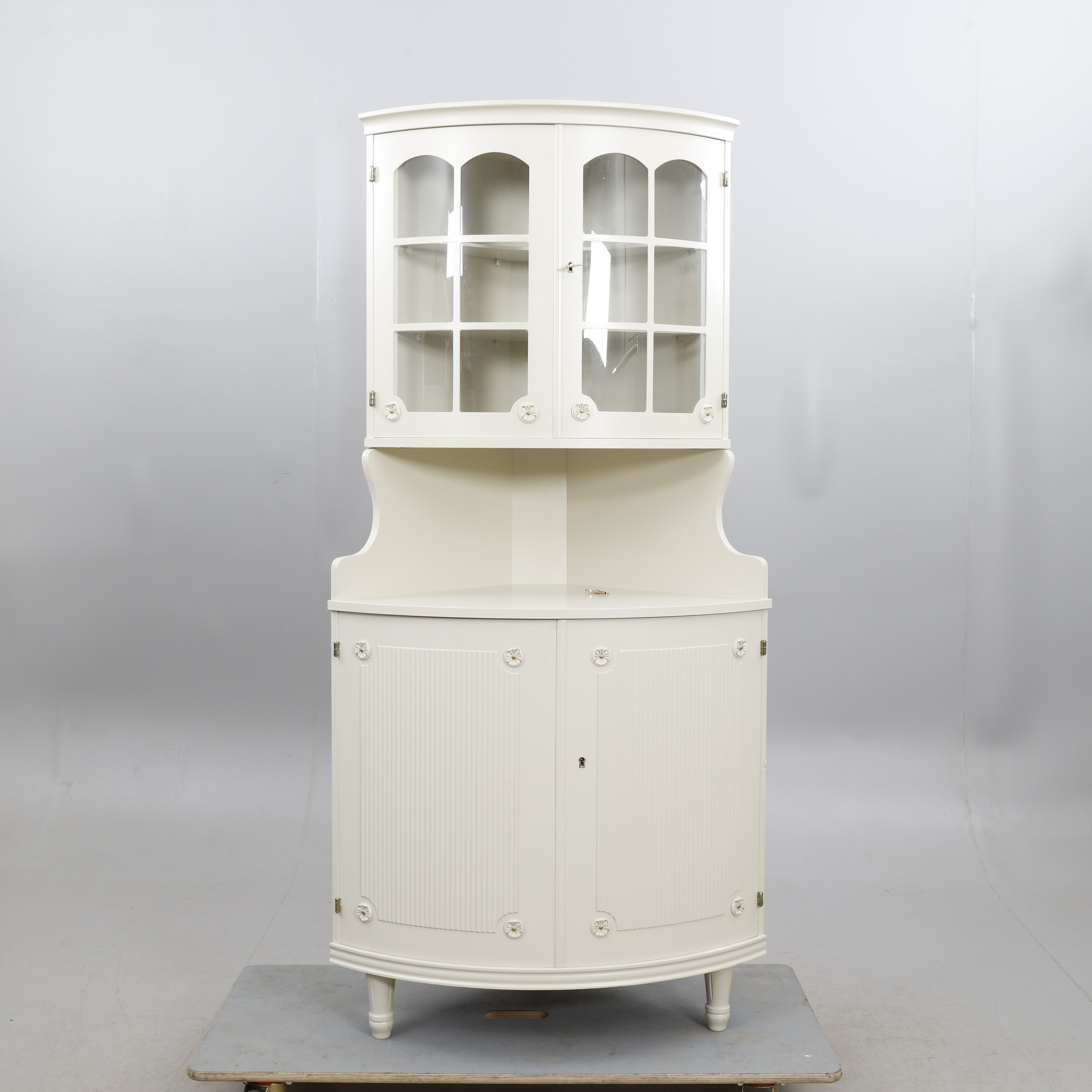HÖRNSKÅP, Gustaviansk-stl, 1900-talets andra hälft.