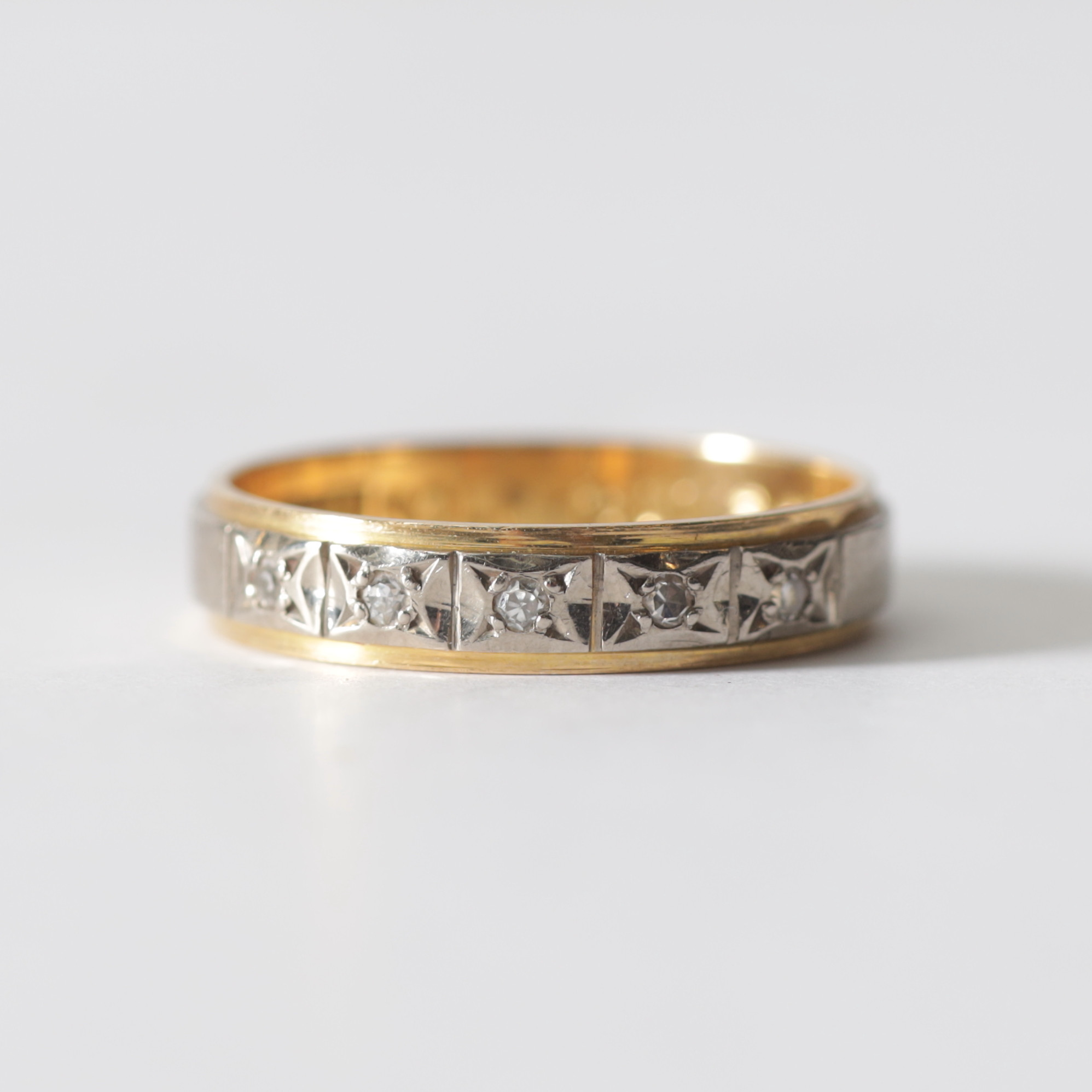RING, 18K guld & vitguld med stenar, Örns Juvelateljé, Göteborg, 1976. Totalvikt ca 2,4 gram.