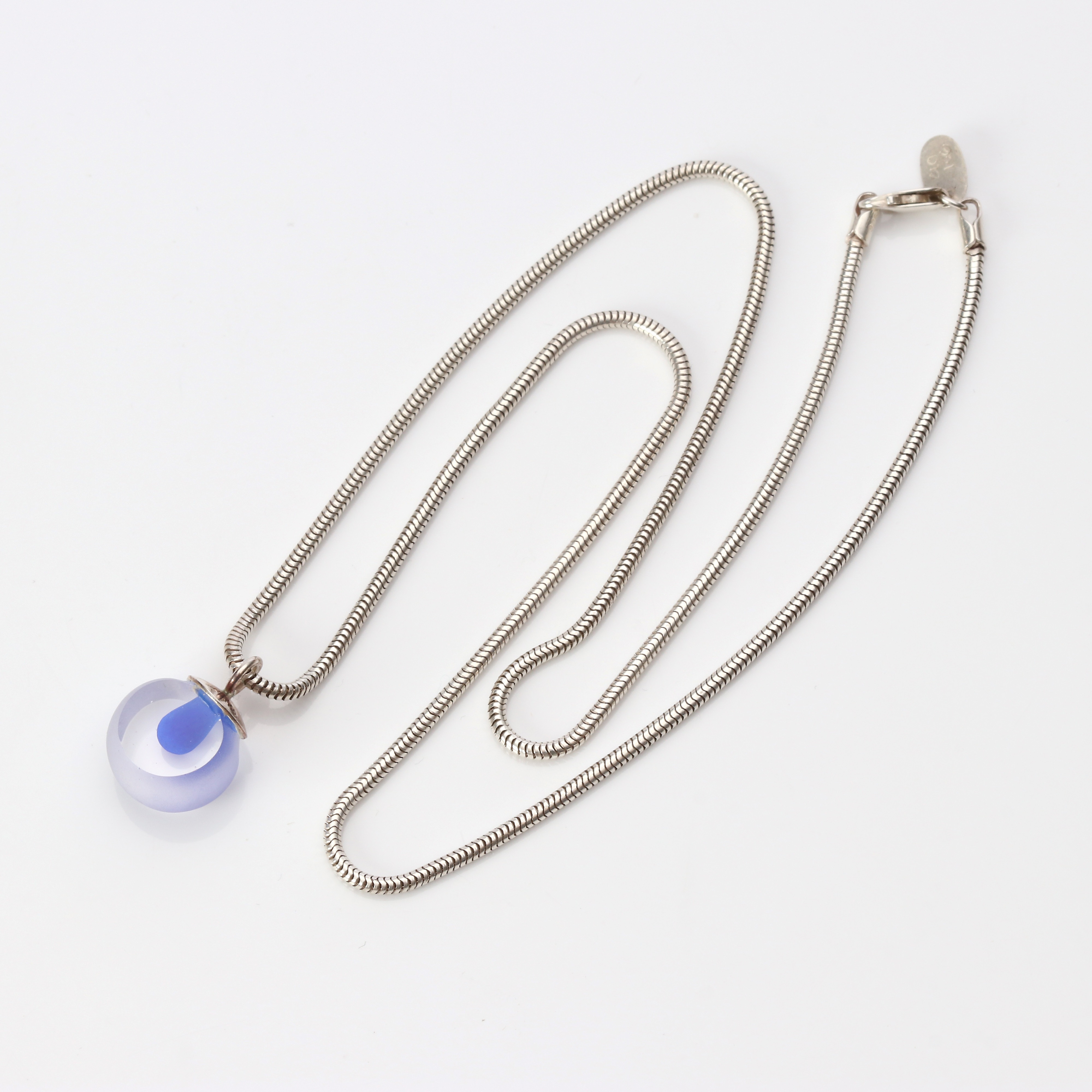 MONIKA BACKSTRÖM, HALSBAND "HALO". Konstglas med blå detalj, Kosta Boda, ormlänk i sterlingsilver.