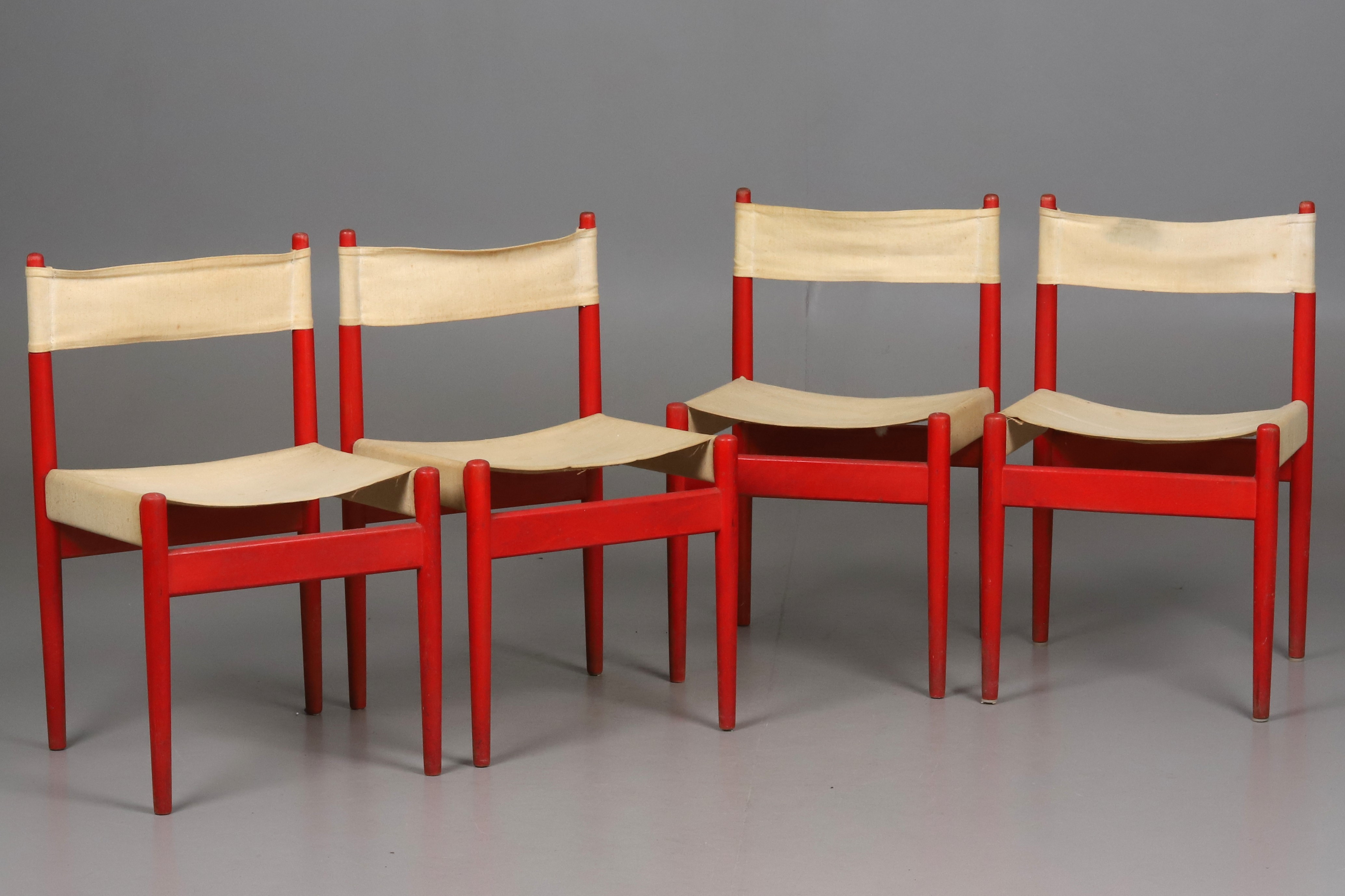 STOLAR. 4 st. Rödfärgat lövträ med sits och rygg i linneduk, 1970-tal.