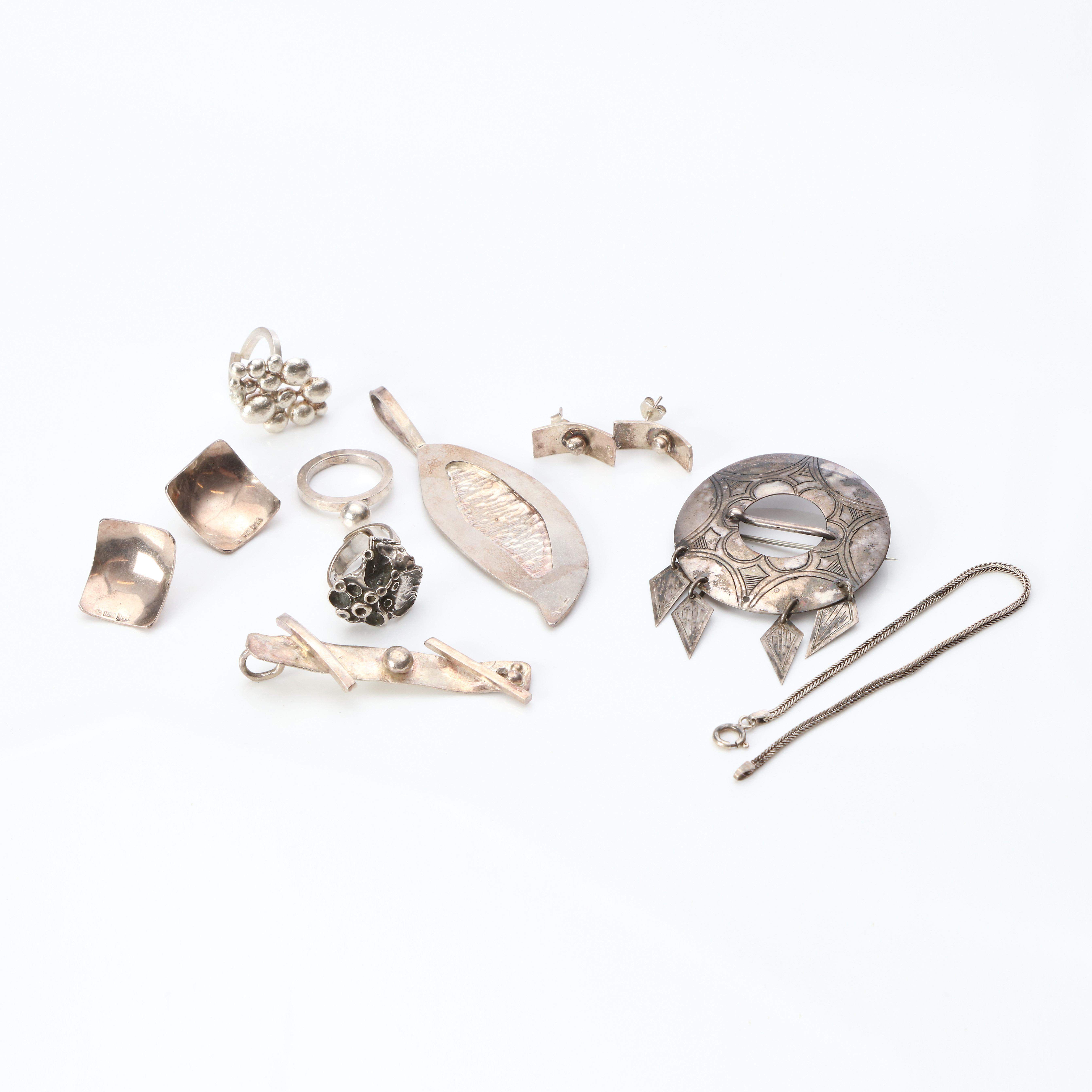 PARTI SILVERSMYCKEN. Sterlingsilver, ett armband i silver (800/1000), vikt ca 67 gram.