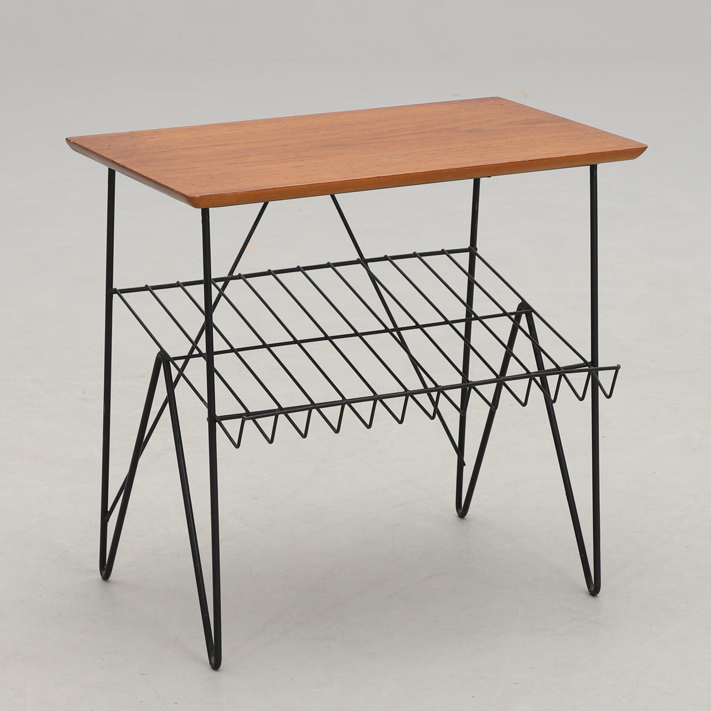 BORD MED TIDNINGSHYLLA, teak och metall, 1950/60-tal.