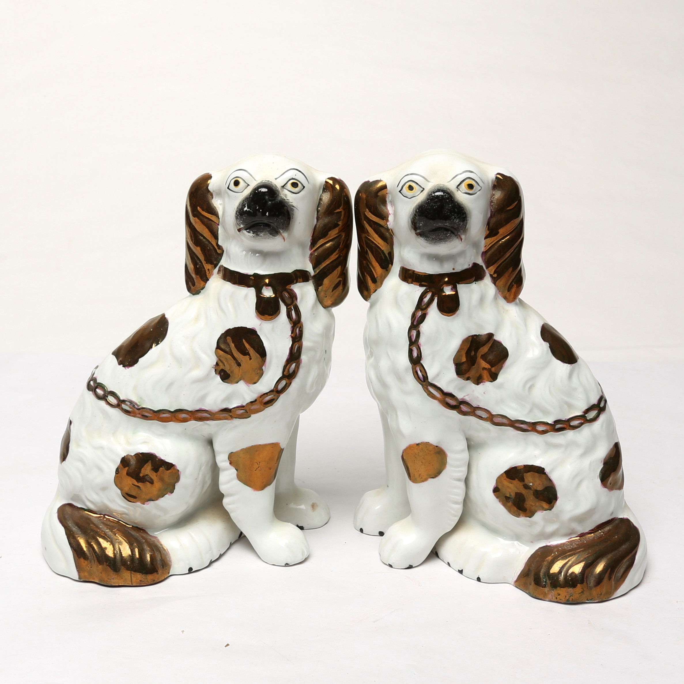 PARHUNDAR, 2 st, keramik, sannolikt Staffordshire, England, 1900-tal.