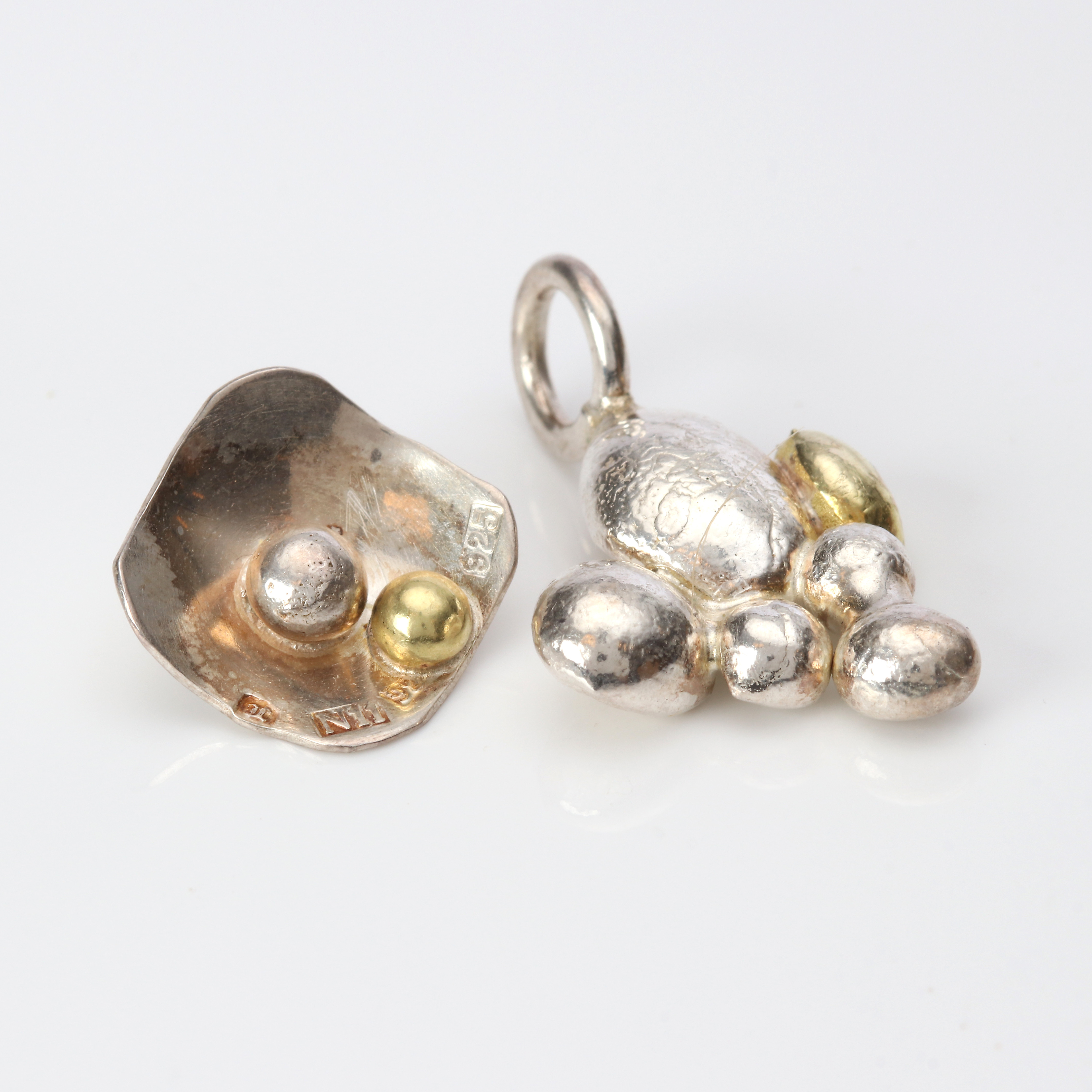 HÄNGEN, TVÅ ST. Sterlingsilver med kulor av 18k guld, totalvikt ca 8,7 gram.