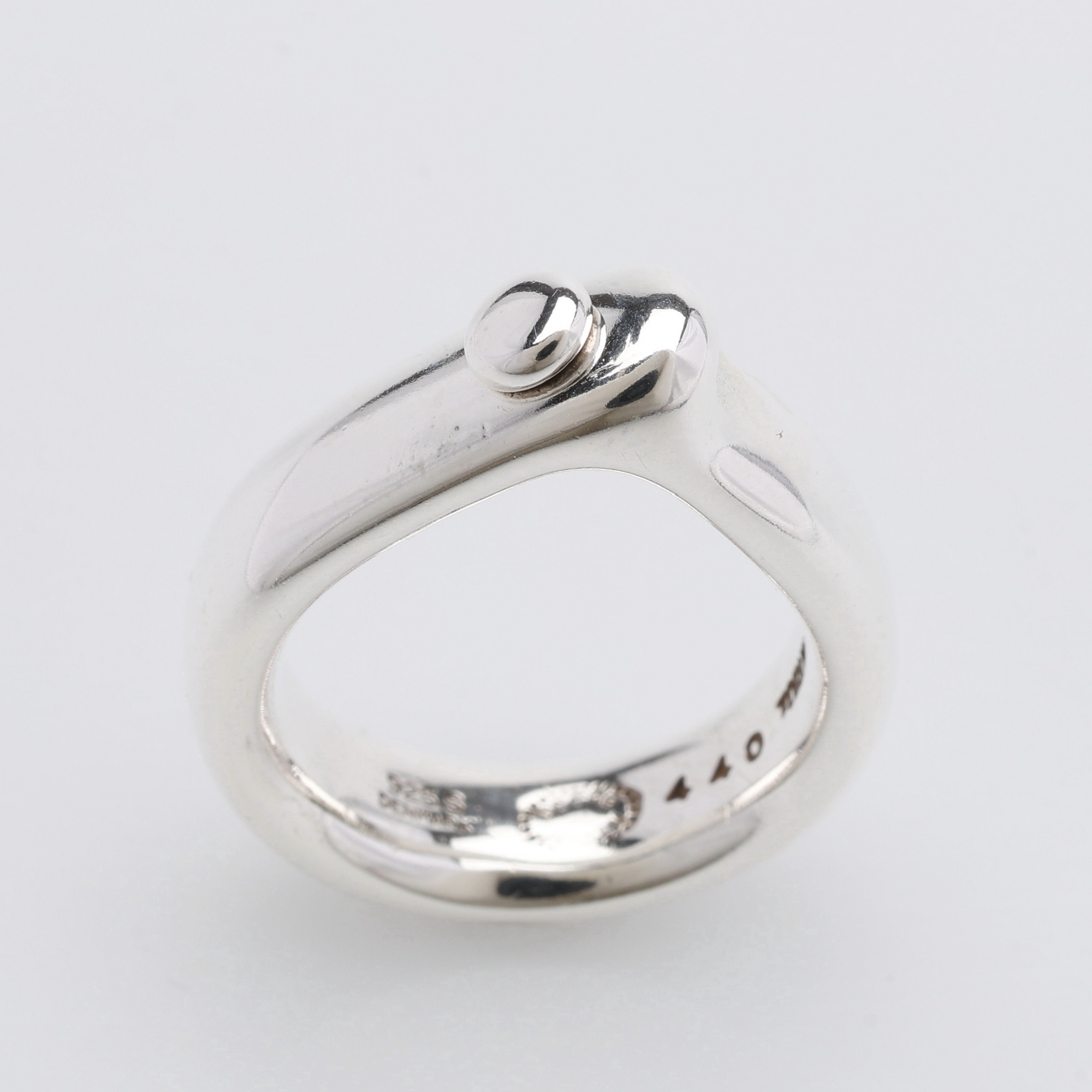 VIVIANNA TORUN BÜLOW-HÜBE. RING, STERLINGSILVER, MODELLNUMMER 440 "BUTTON", GEORG JENSEN, DANMARK.