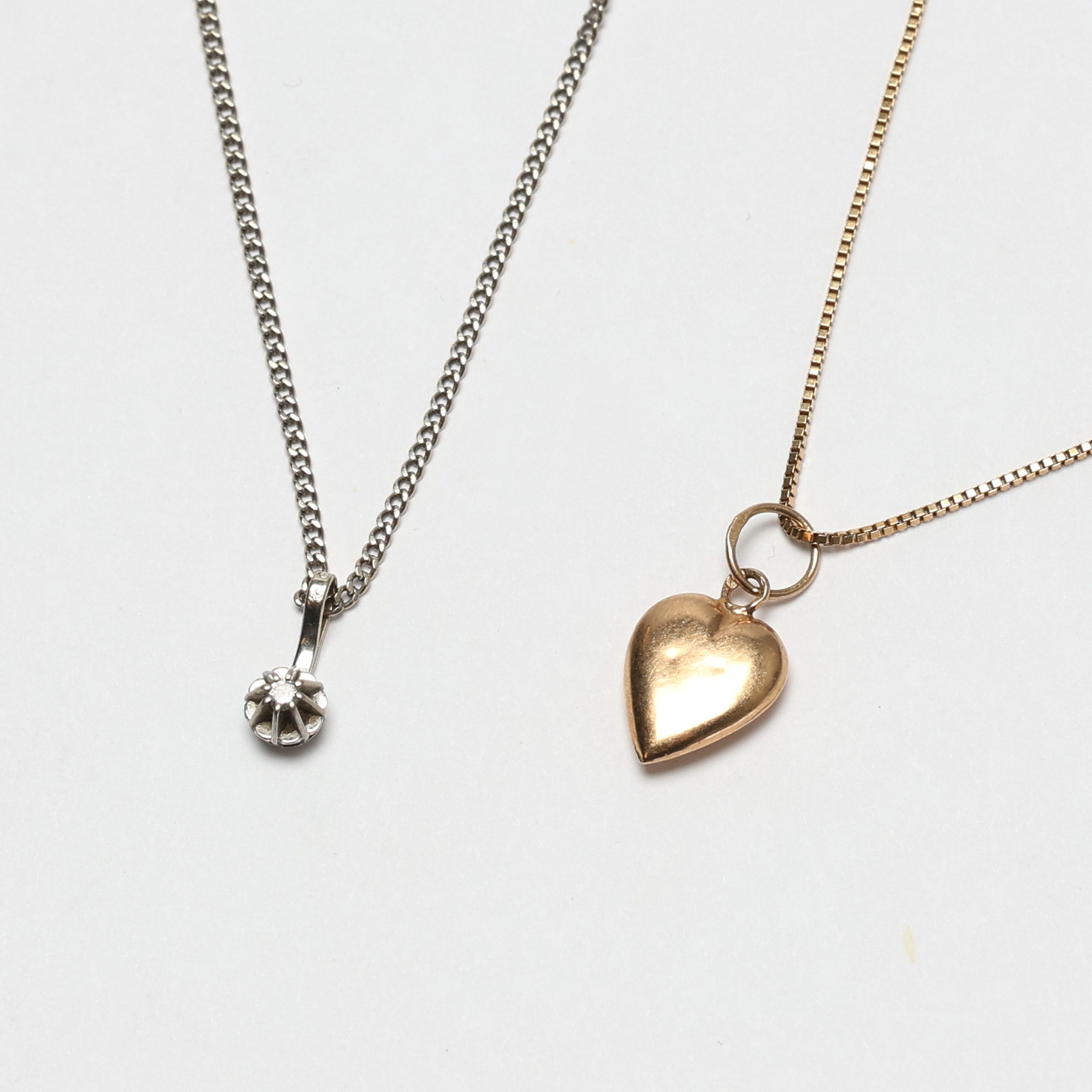 COLLIER 2 ST. 1 rödguld 18k med hänge, samt 1 vitguld 18k med vit sten, vikt ca 5,2 g.