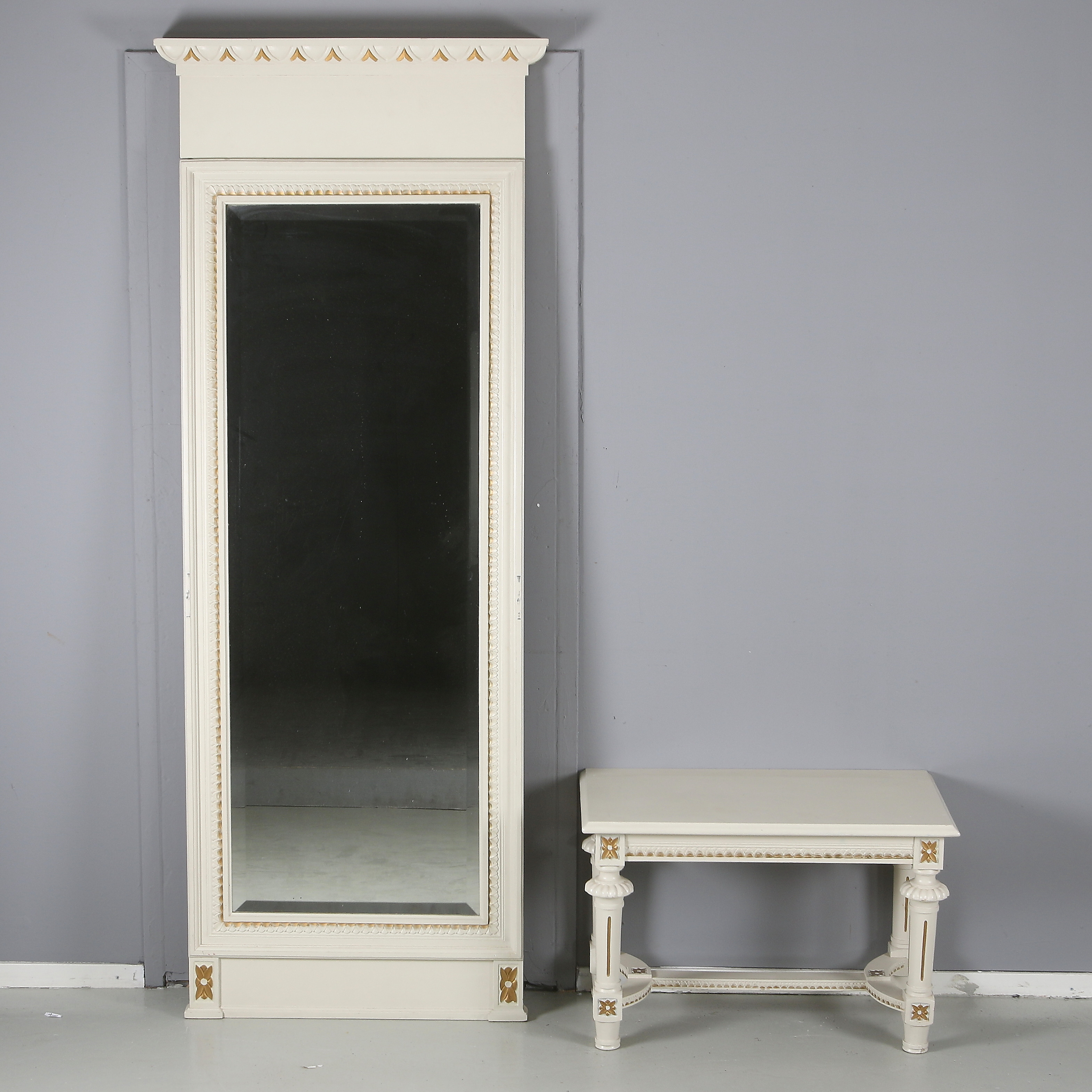 SPEGELTRYMÅ samt BORD, bemålat trä, Gustaviansk stil, sent 1800-tal.