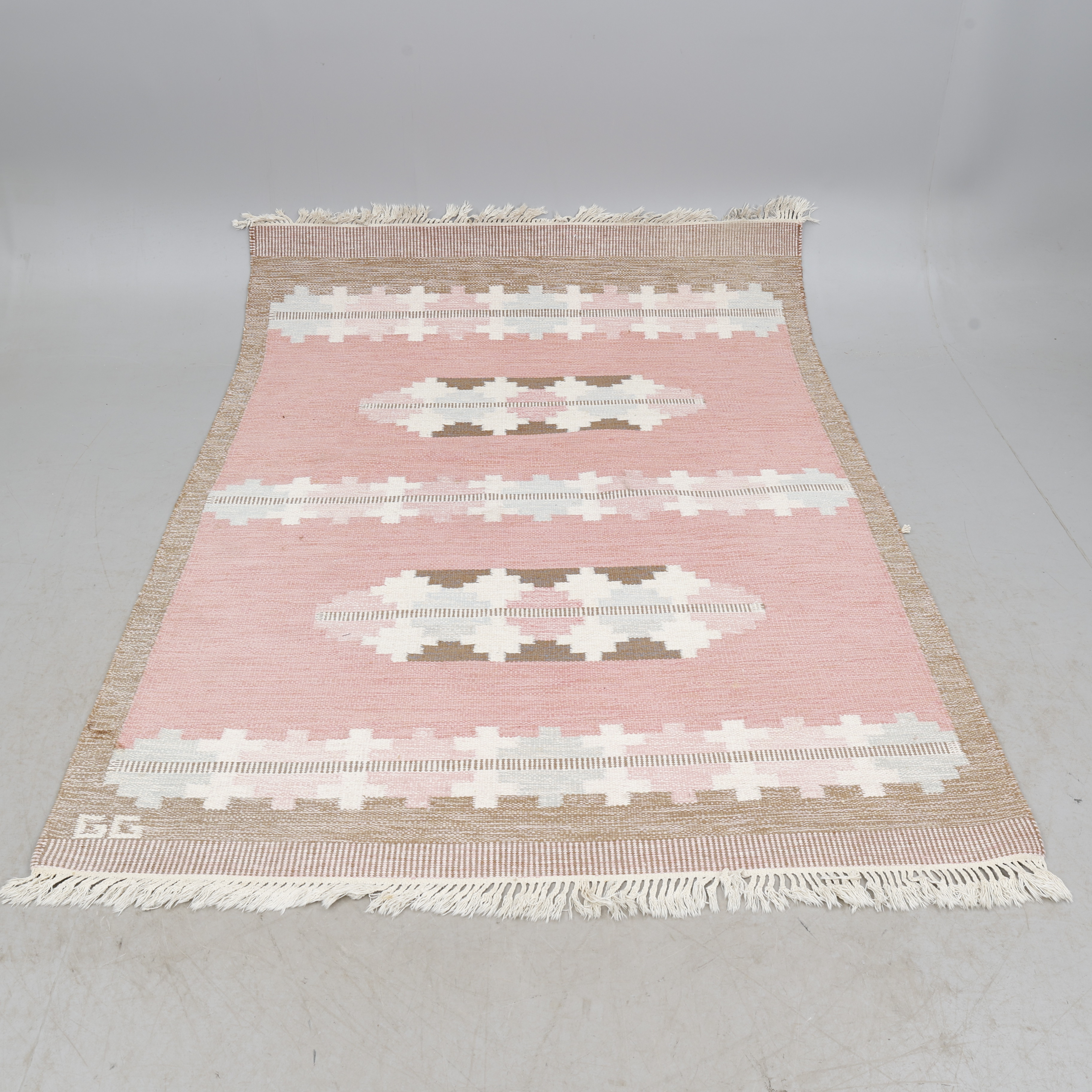 Matta, röllakan, signerad GG, ca 230 cm x ca 170 cm.