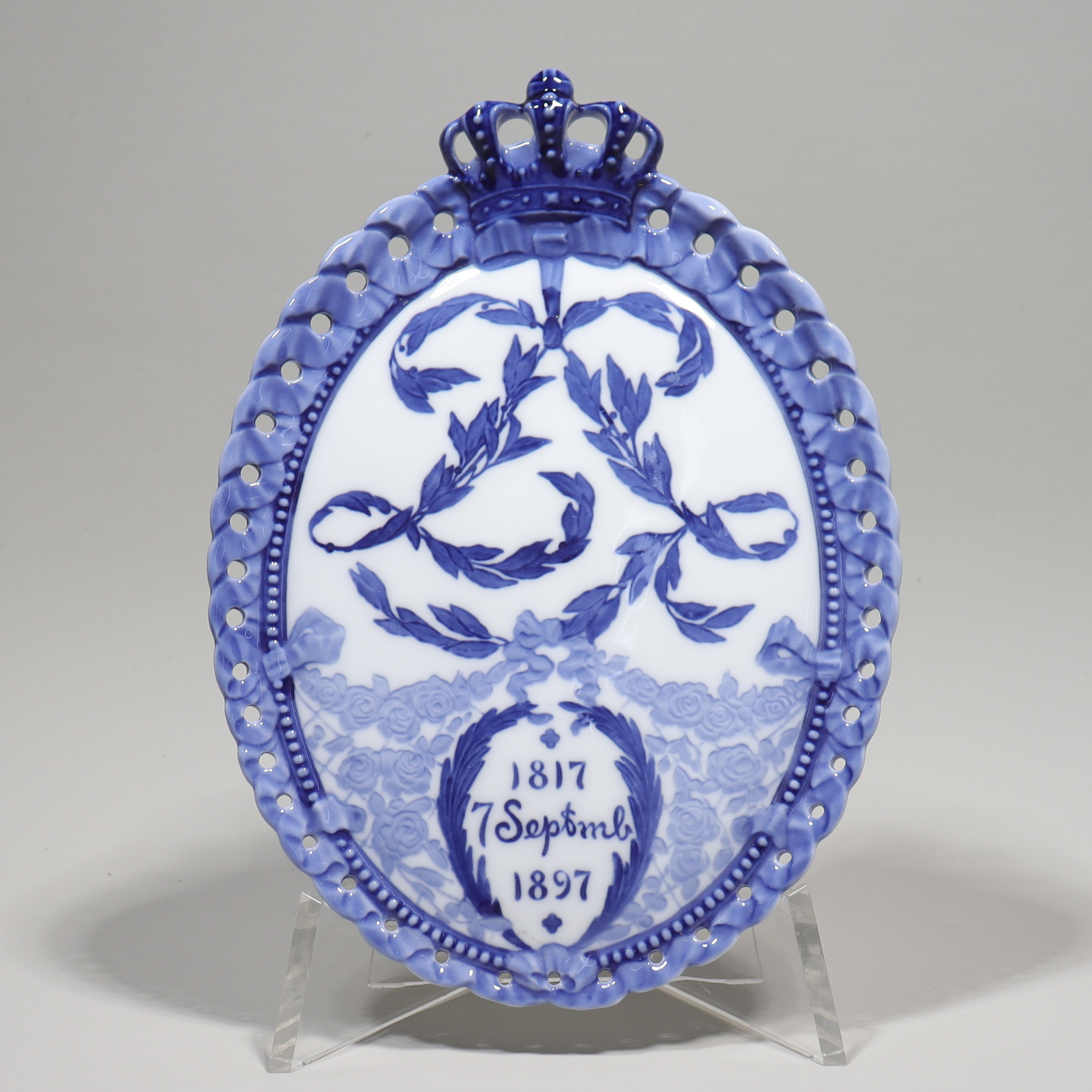 ARNOLD KROG. väggrelief, Royal Copenhagen, till minne av Drottning Louise´s 80-årsdag, 1817 - 1897.