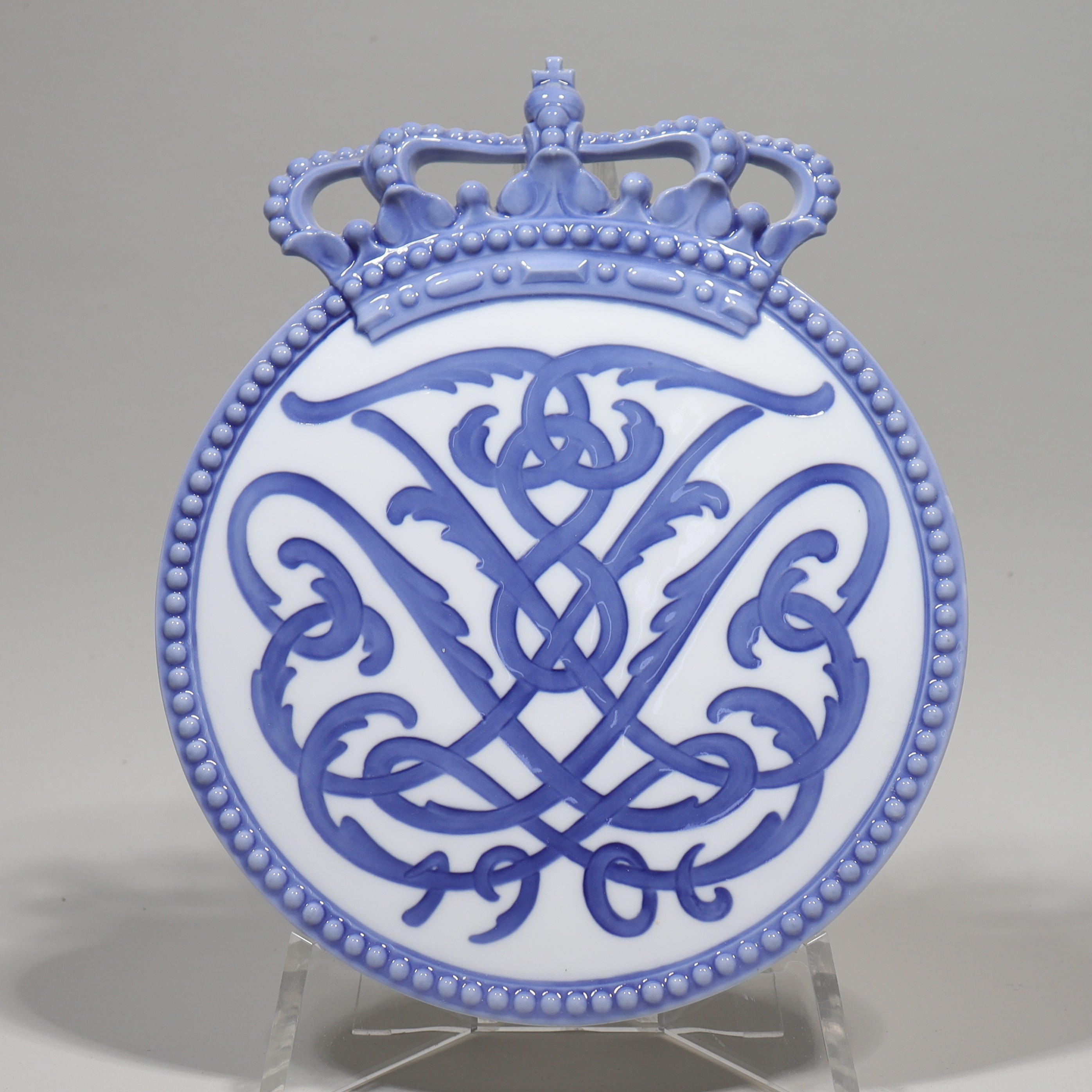 ARNOLD KROG. minnesplakett, Royal Copenhagen, till minne av kröningen av Kung Fredrik VIII 1906.