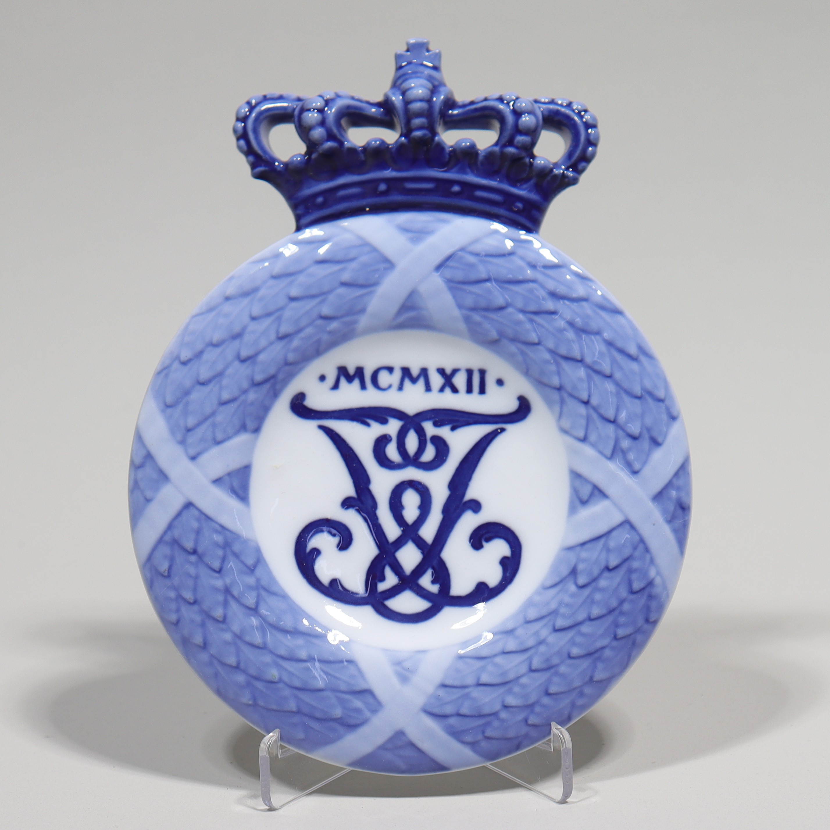 ARNOLD KROG. minnesplakett, Royal Copenhagen, till minne av kung Frederik VIII död 1912.