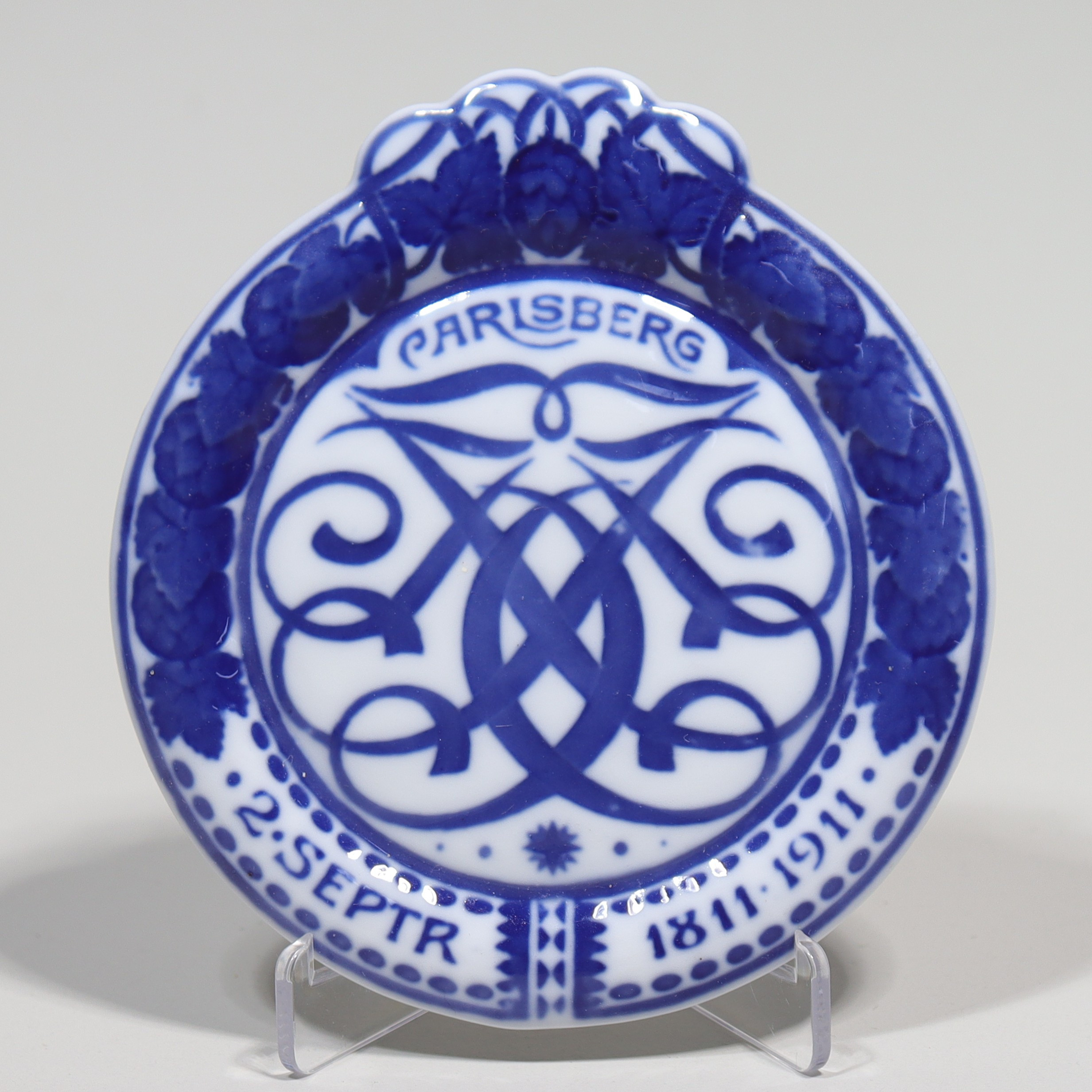 MINNESPLAKETT, Royal Copenhagen, till minne av Jacob C. Jacobsen (1811-1887) 100-års dag, grundaren av Carlsberg 1811-1911.