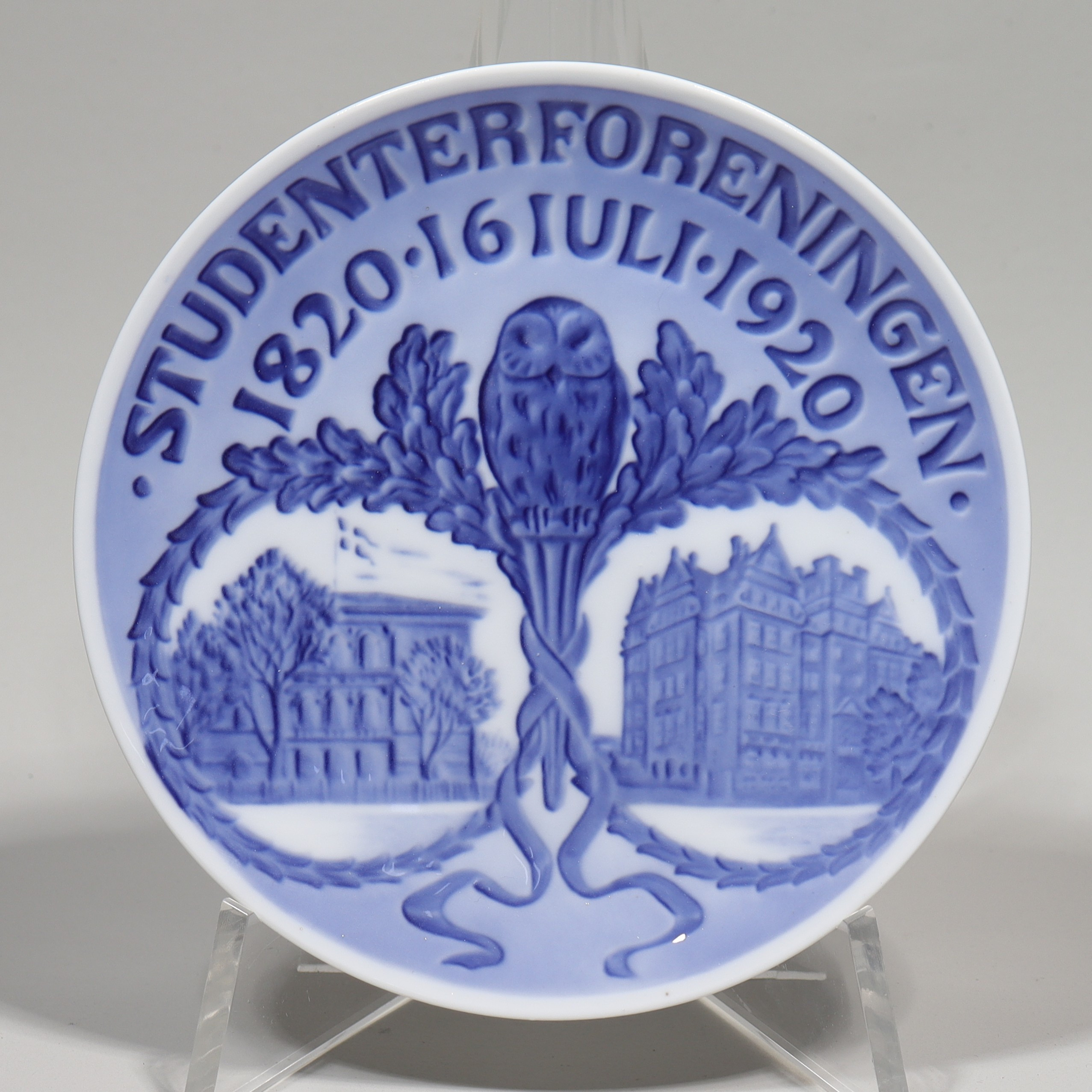 MINNESTALLRIK, Royal Copenhagen, till minne av Studentföreningens 100-års jubileum 1820-1920.