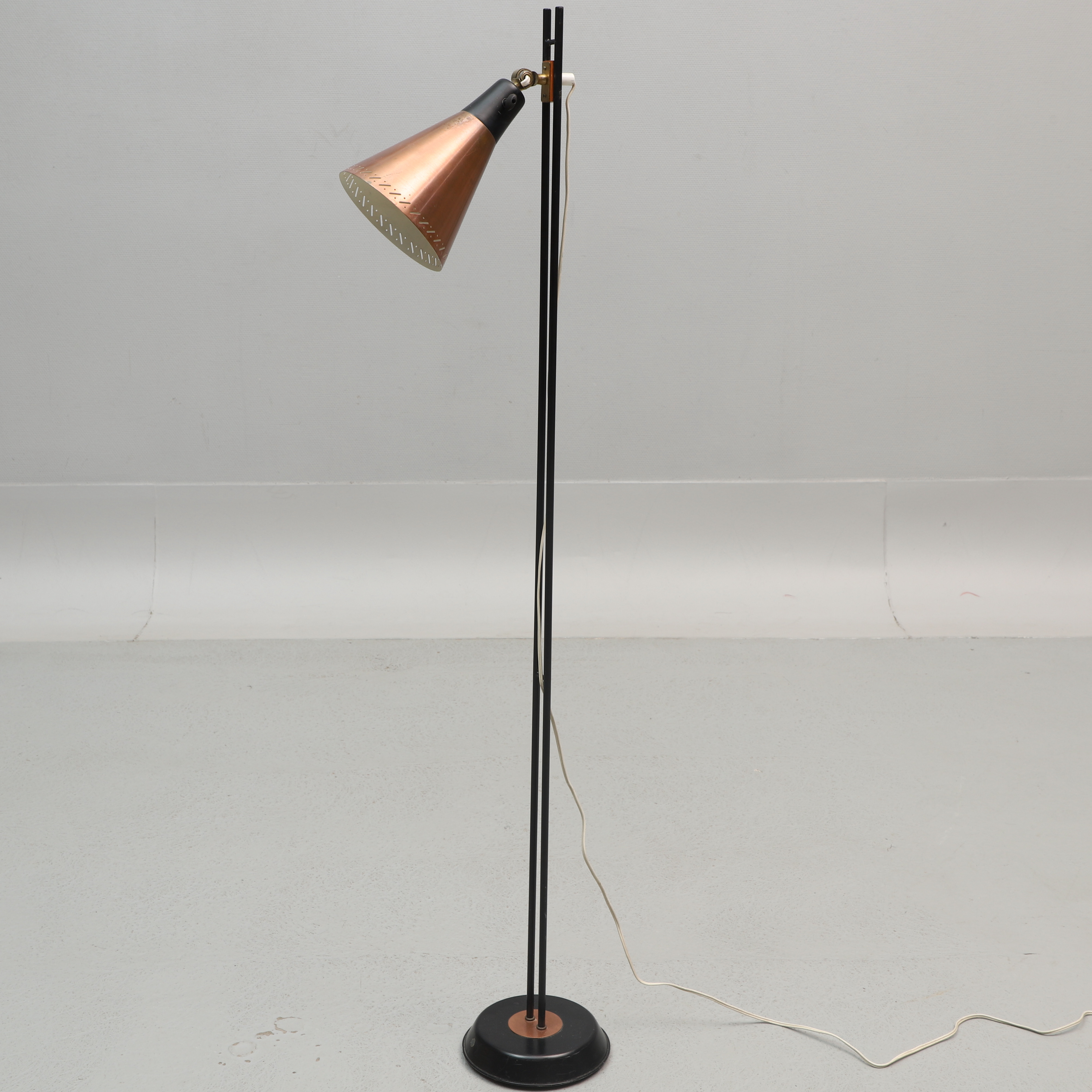 GOLVLAMPA, metall, 1950-tal.