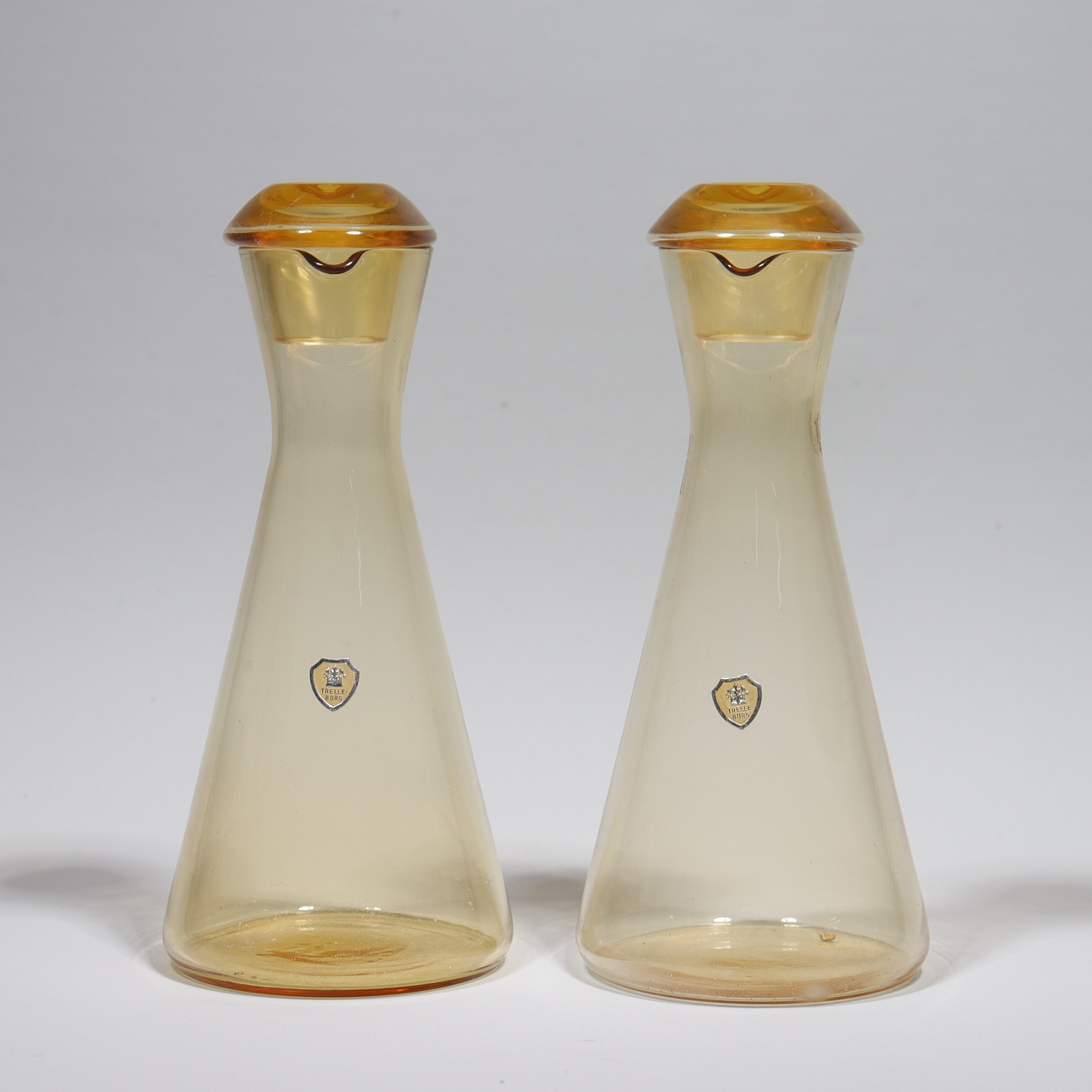 TRELLEBORGS GLASBRUK, karaffer, bärnstensfärgat glas, 1900-talets första hälft, 2 st.