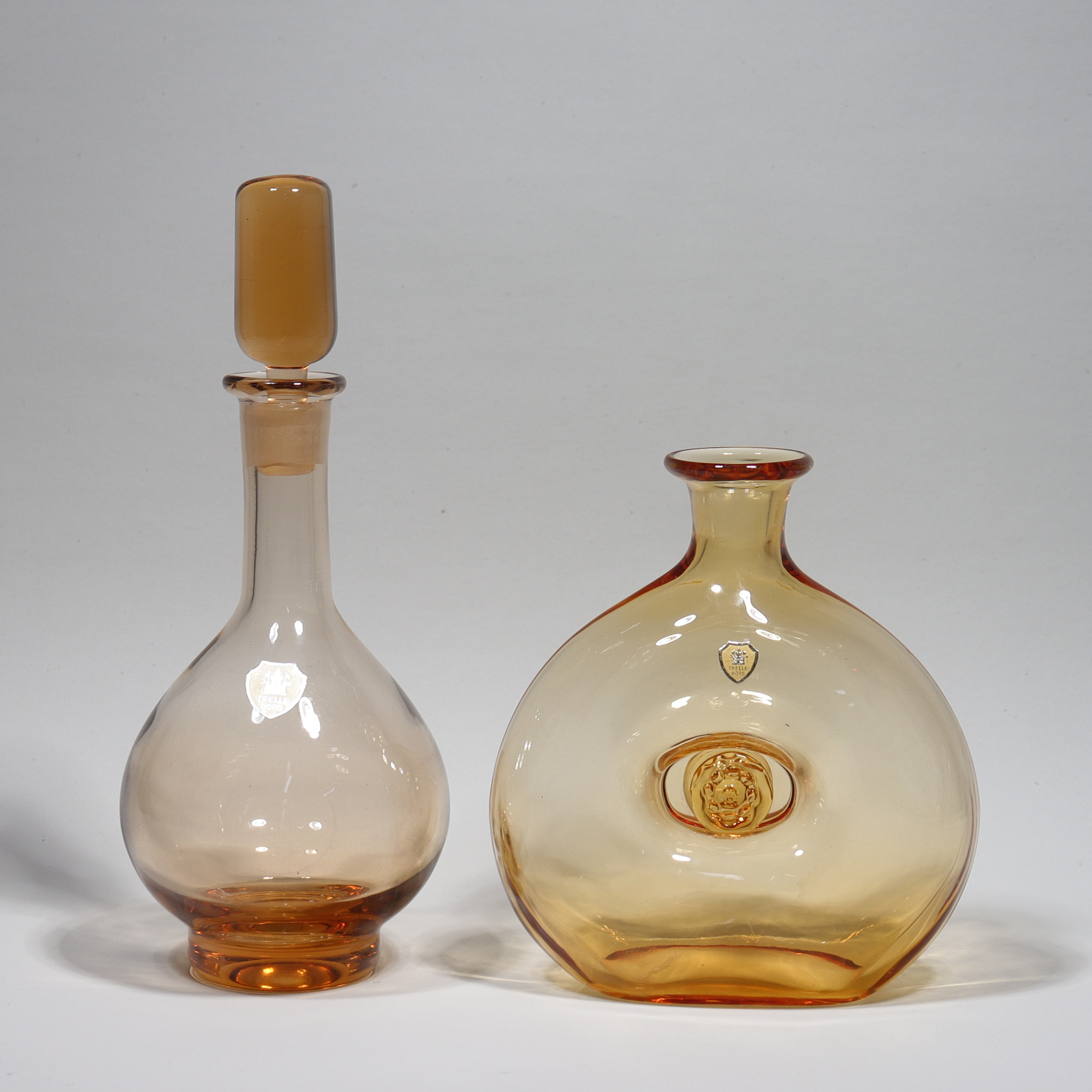 TRELLEBORGS GLASBRUK, karaffer, 1900-talets första hälft, 2 st.