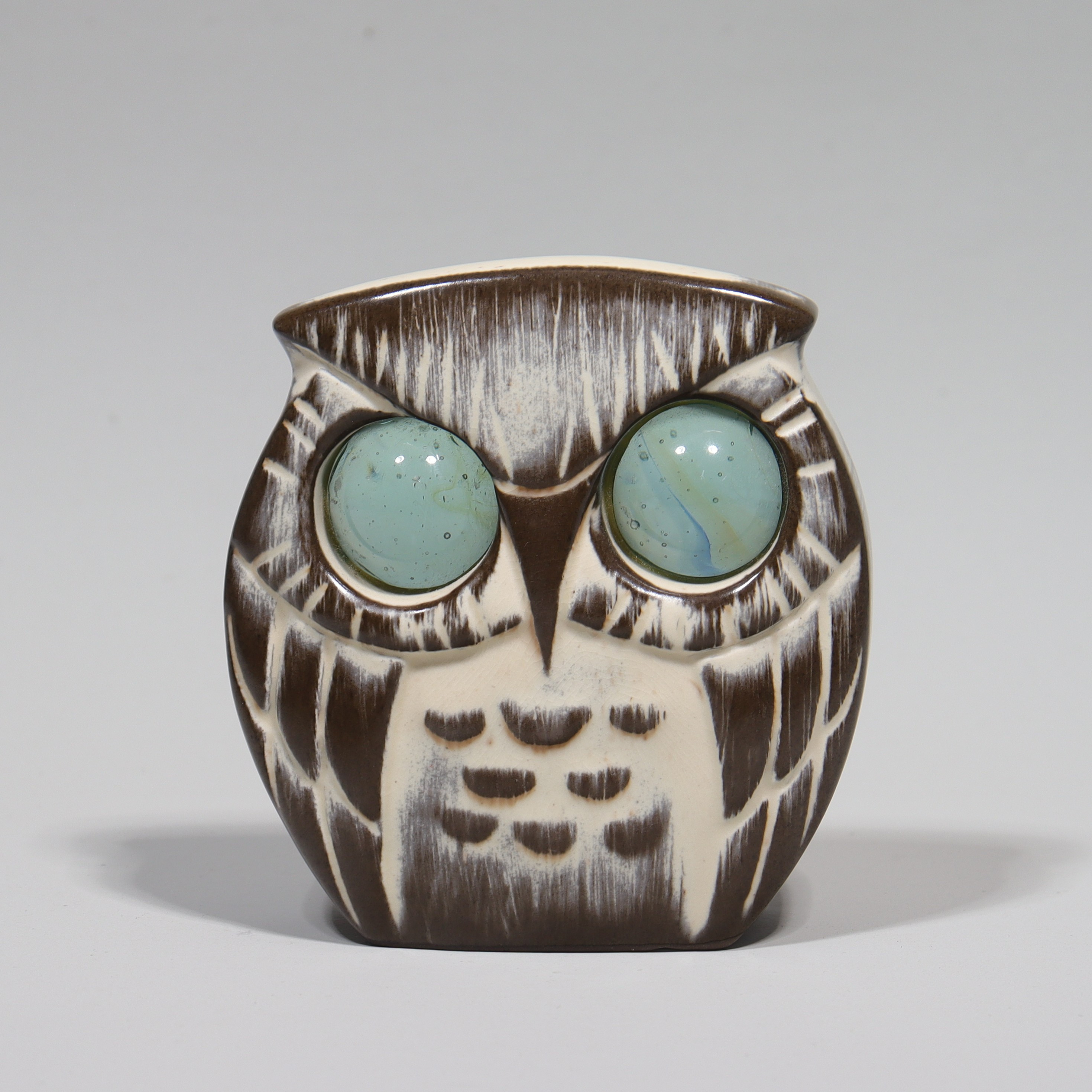 CARSTEN STRÖM. figurin, uggla i stengods och glas, Abbekås Keramik.