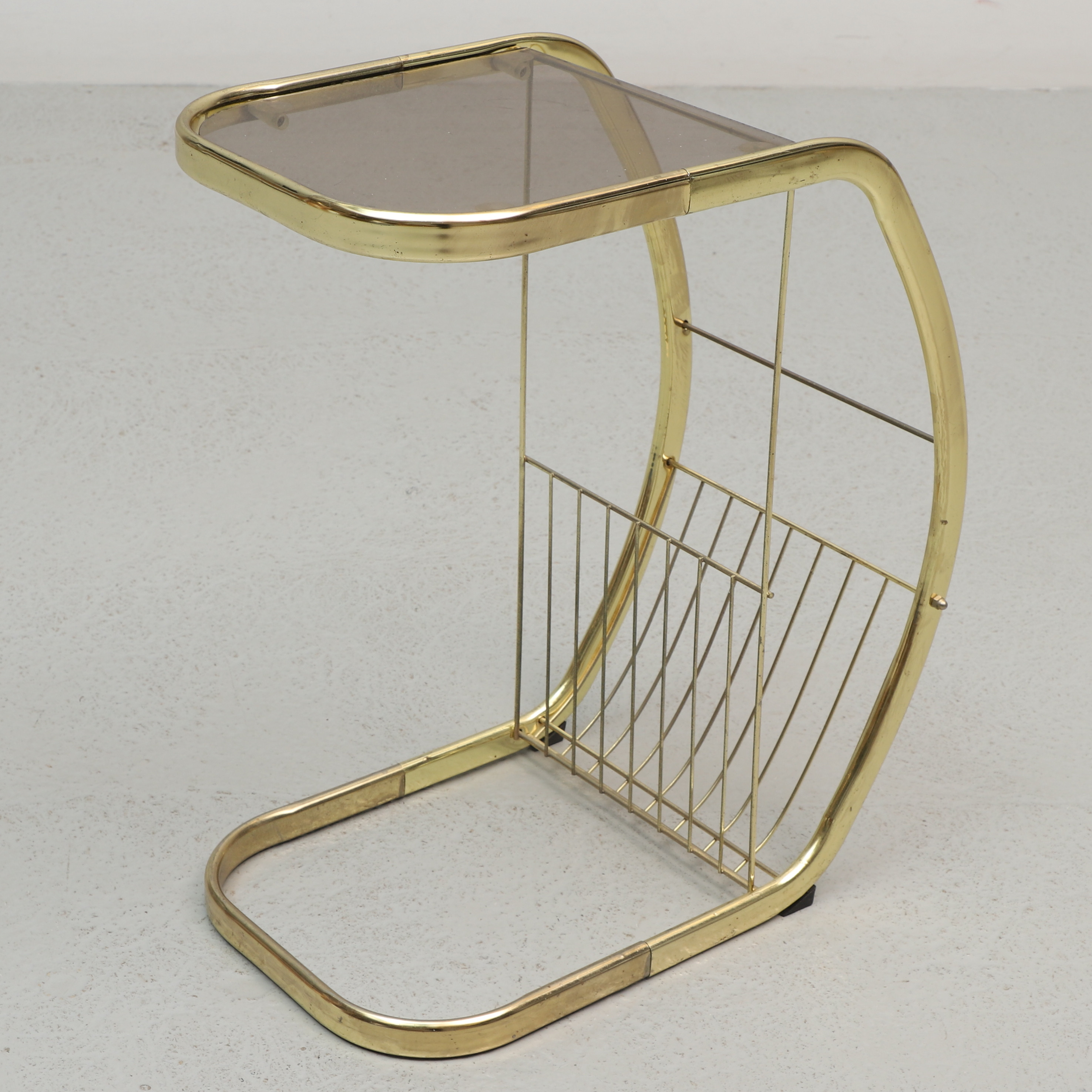SIDOBORD med tidningskorg, mässing och glas, 1980-tal.