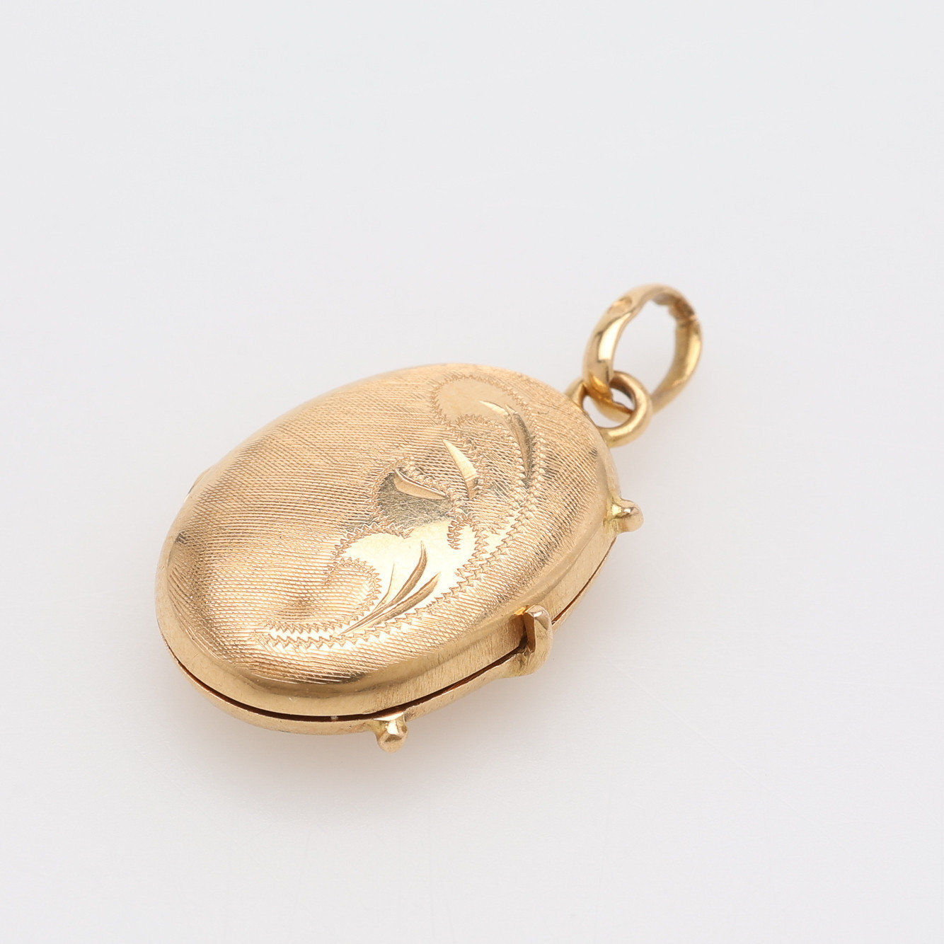 HÄNGE I FORM AV FOTOGÖMMA, 18K GULD, VIKT 3,3 GRAM.