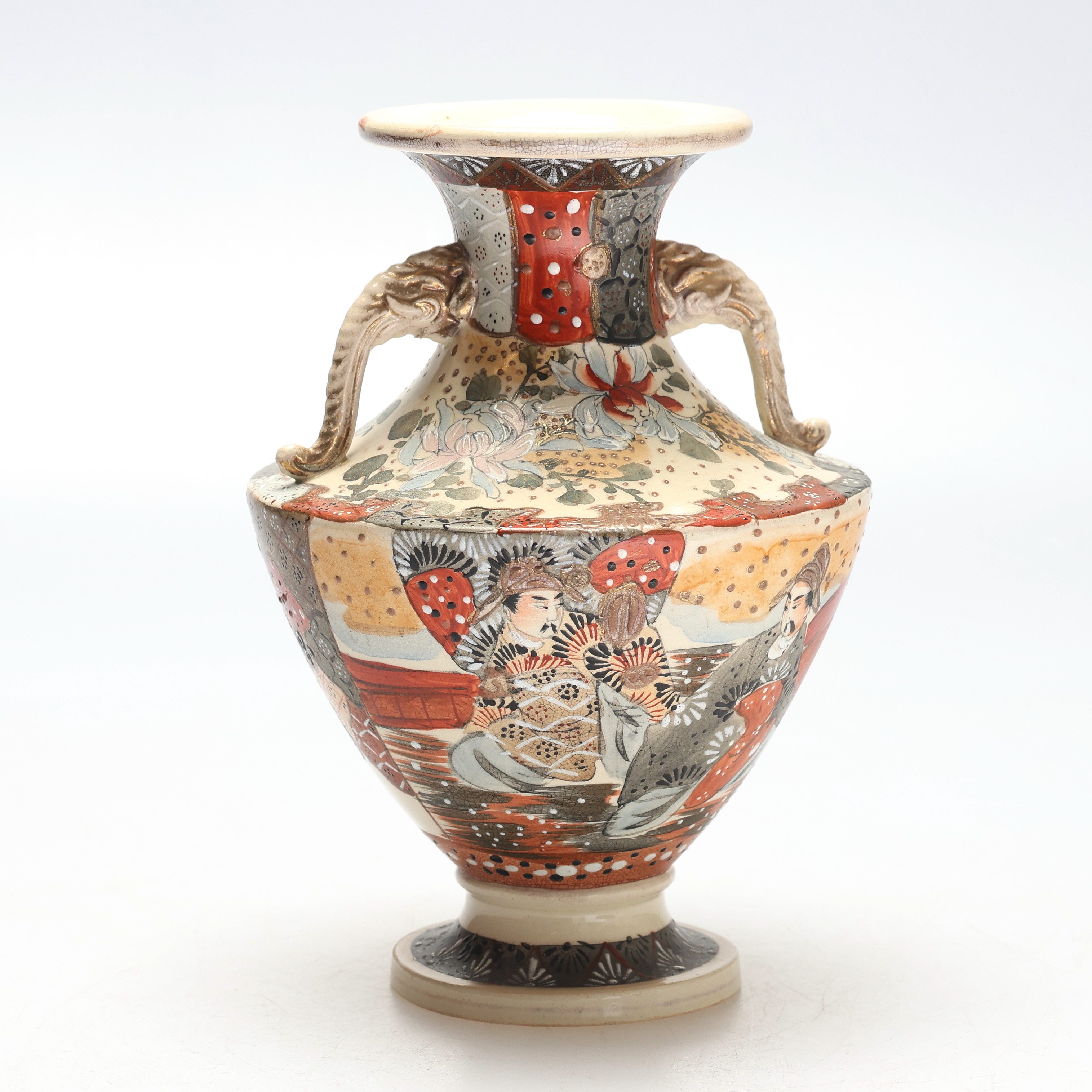 VAS MED HÄNKLAR, porslin, emaljfärg och förgyllning, satsuma. Japan, Meiji (1868-1912).