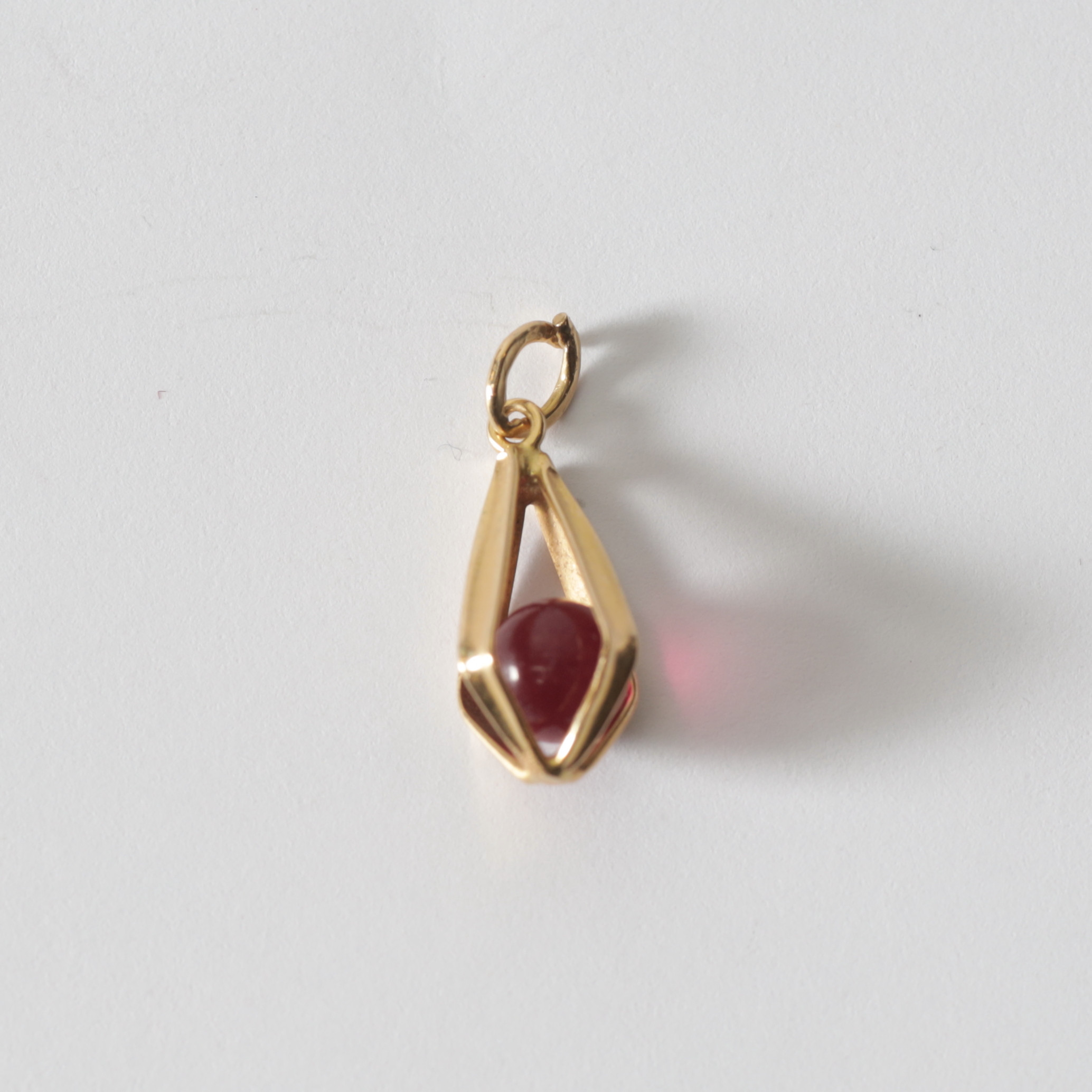 BERLOCK, 18K guld med sten. Totalvikt ca 0,7 gram.